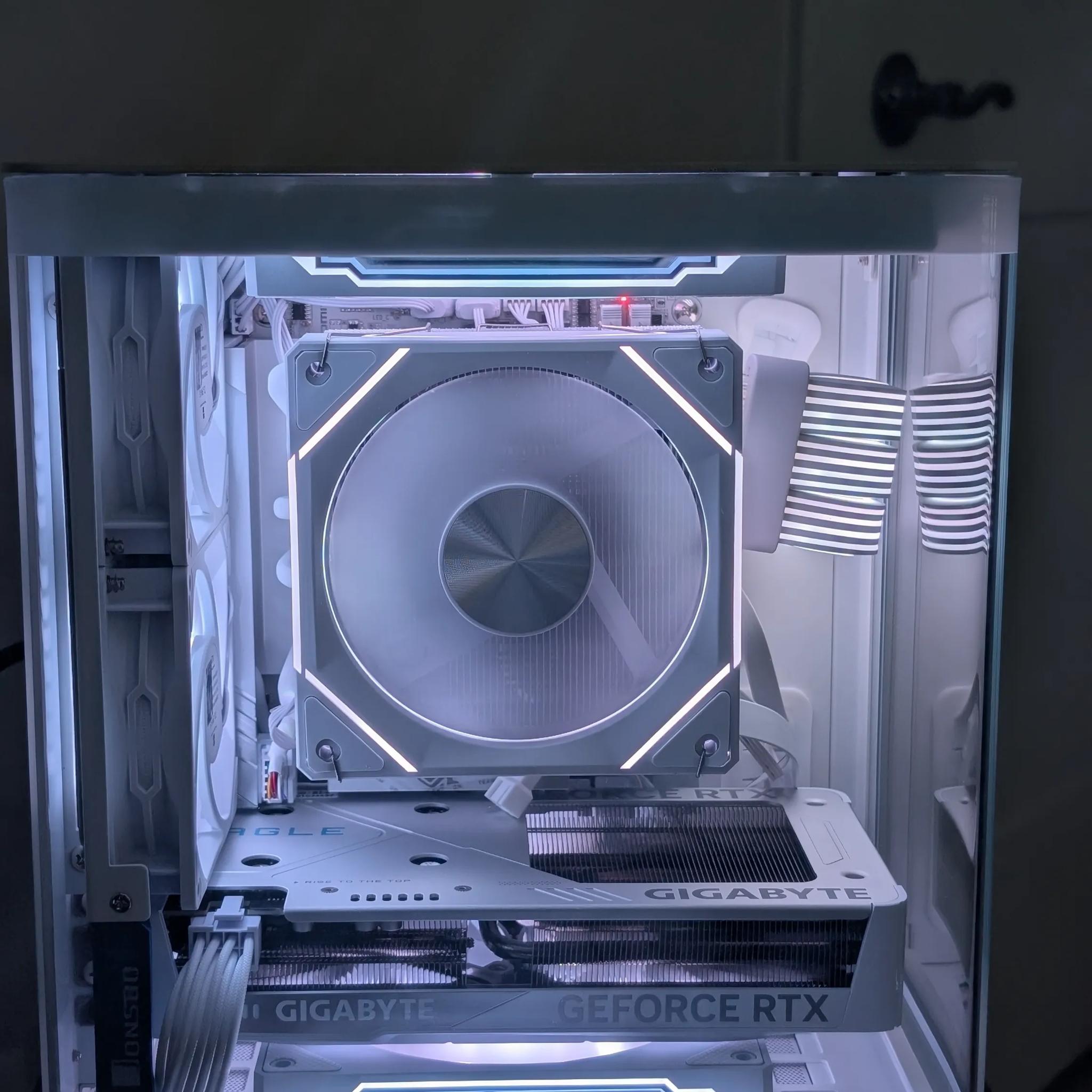 Mini ITX tiny fishtank! 5060 Ti 16GB + 9600X