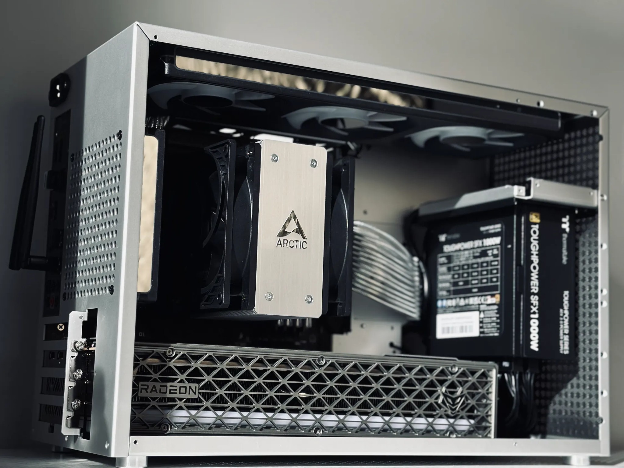 Platinum Minimal SFF PC Build (7800X3D + 9070XT)
