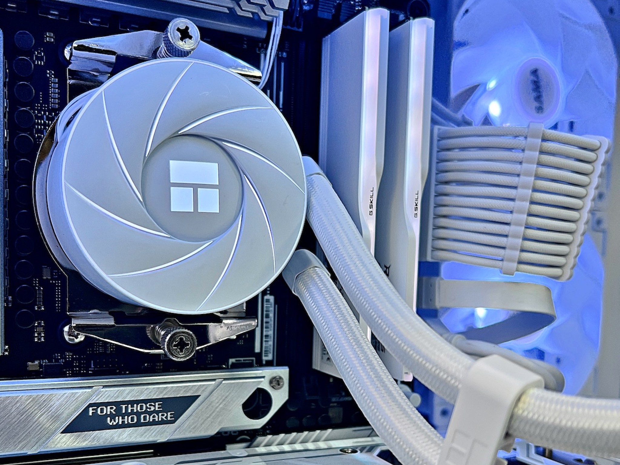 White RX 9070 XT Ryzen 7 7700X 32GB DDR5 2TB M.2 Win 11 Pro Gaming PC