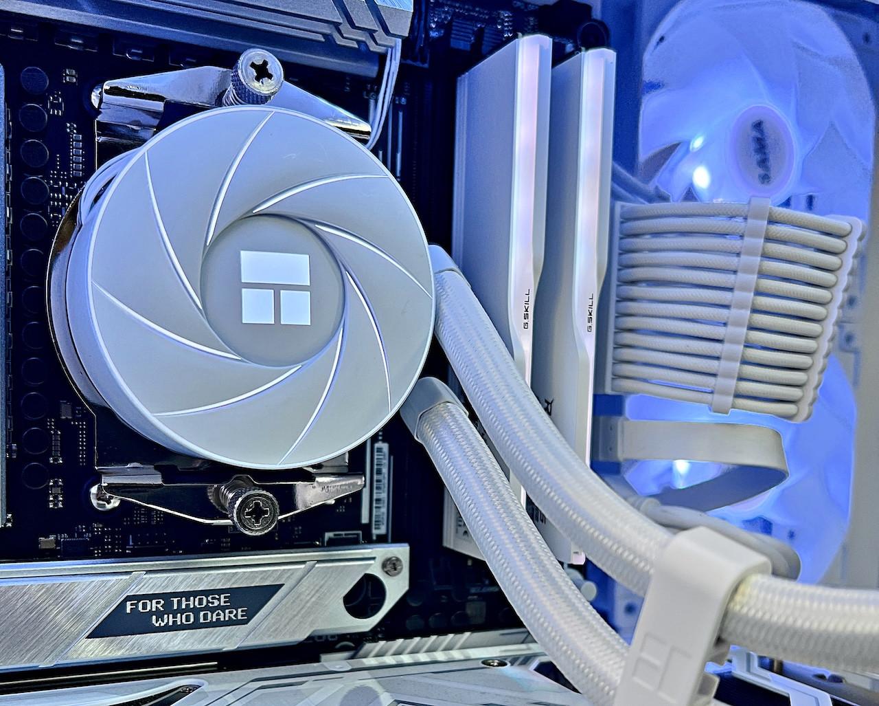 White RX 9070 XT Ryzen 7 7700X 32GB DDR5 2TB M.2 Win 11 Pro Gaming PC