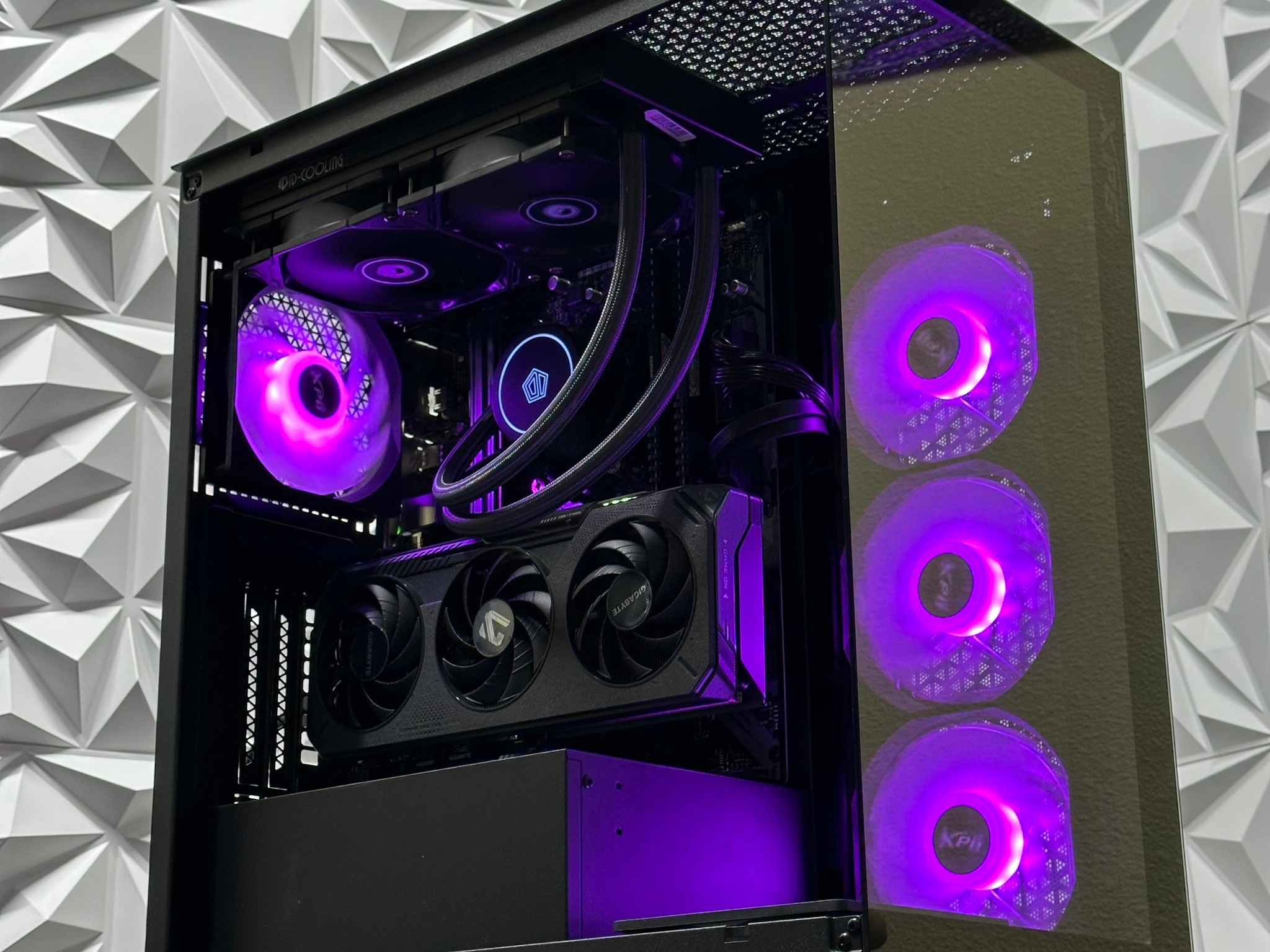 Gaming pc / Ryzen 5 5600x / RTX 5060 / 32GB 3200MHz Ram / 1TB crucial SSD / B550 / windows 11 pro