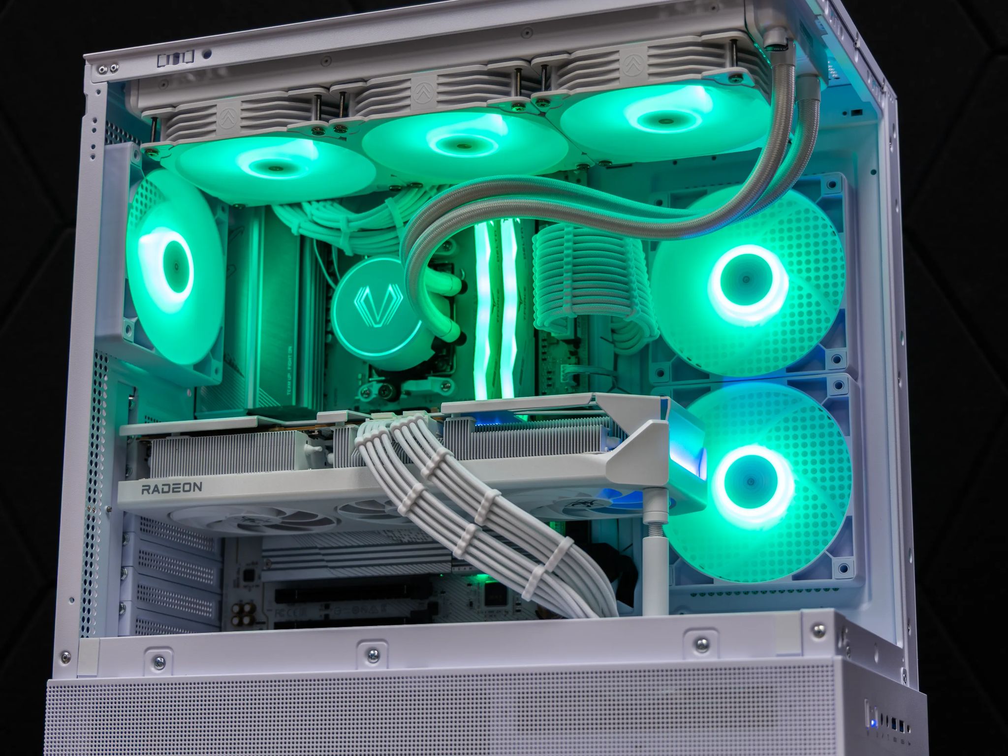 👁️ Gorgon 👁️ RX 9070XT / AMD R7 9700X / 2TB NVME / 32GB DDR5 RAM / 360 AIO / Windows 11 Pro