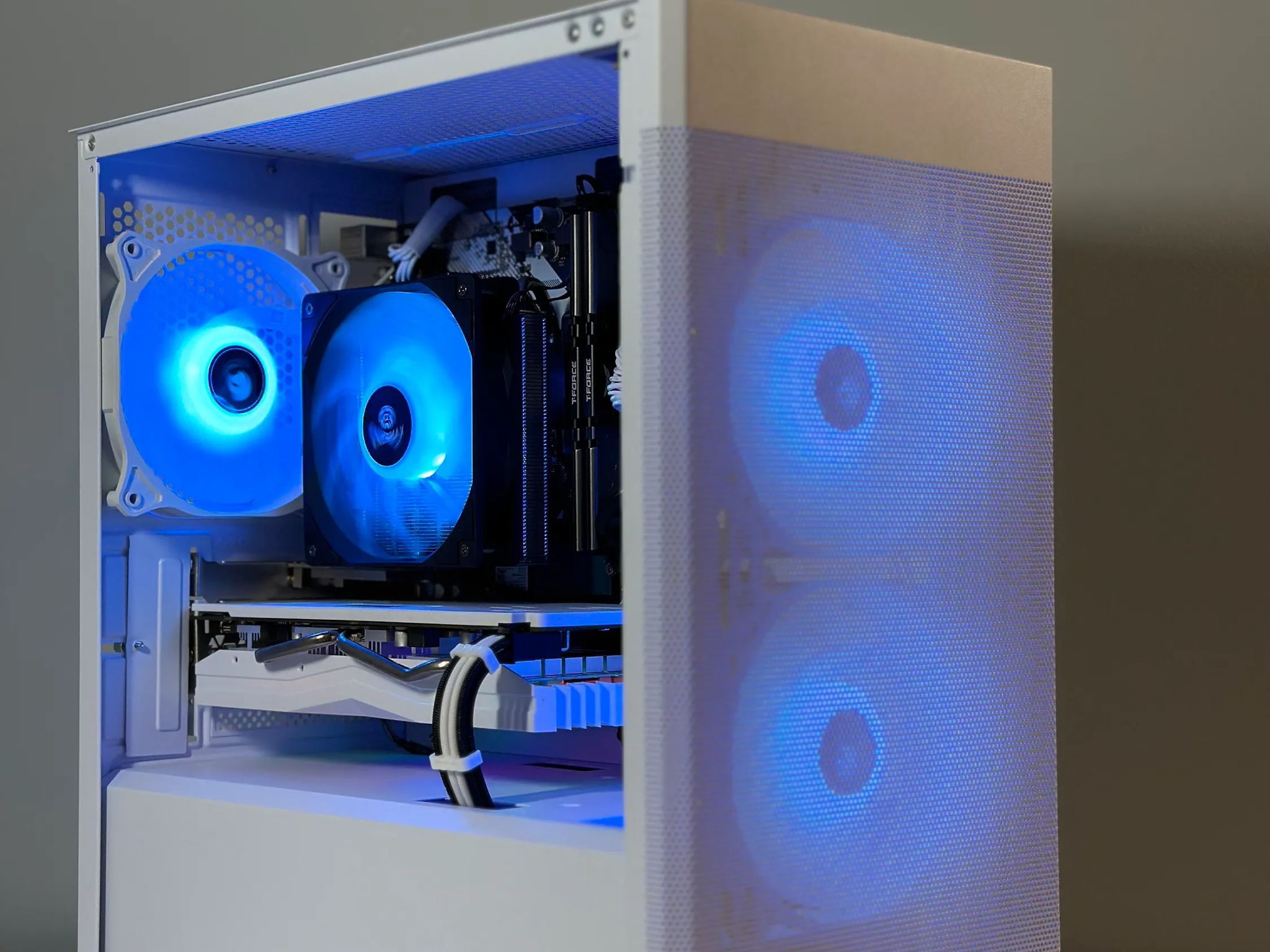 Ryzen 5 2600X/AMD RX 580 8GB Custom RGB White Gaming PC Bundle W/Keyboard/Mouse/Headset & Mic