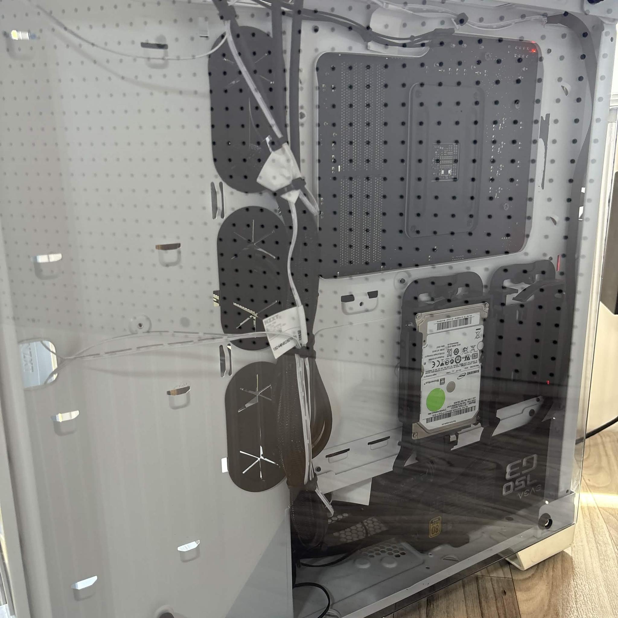 White Gaming Computer - Ryzen 7 - GTX 980
