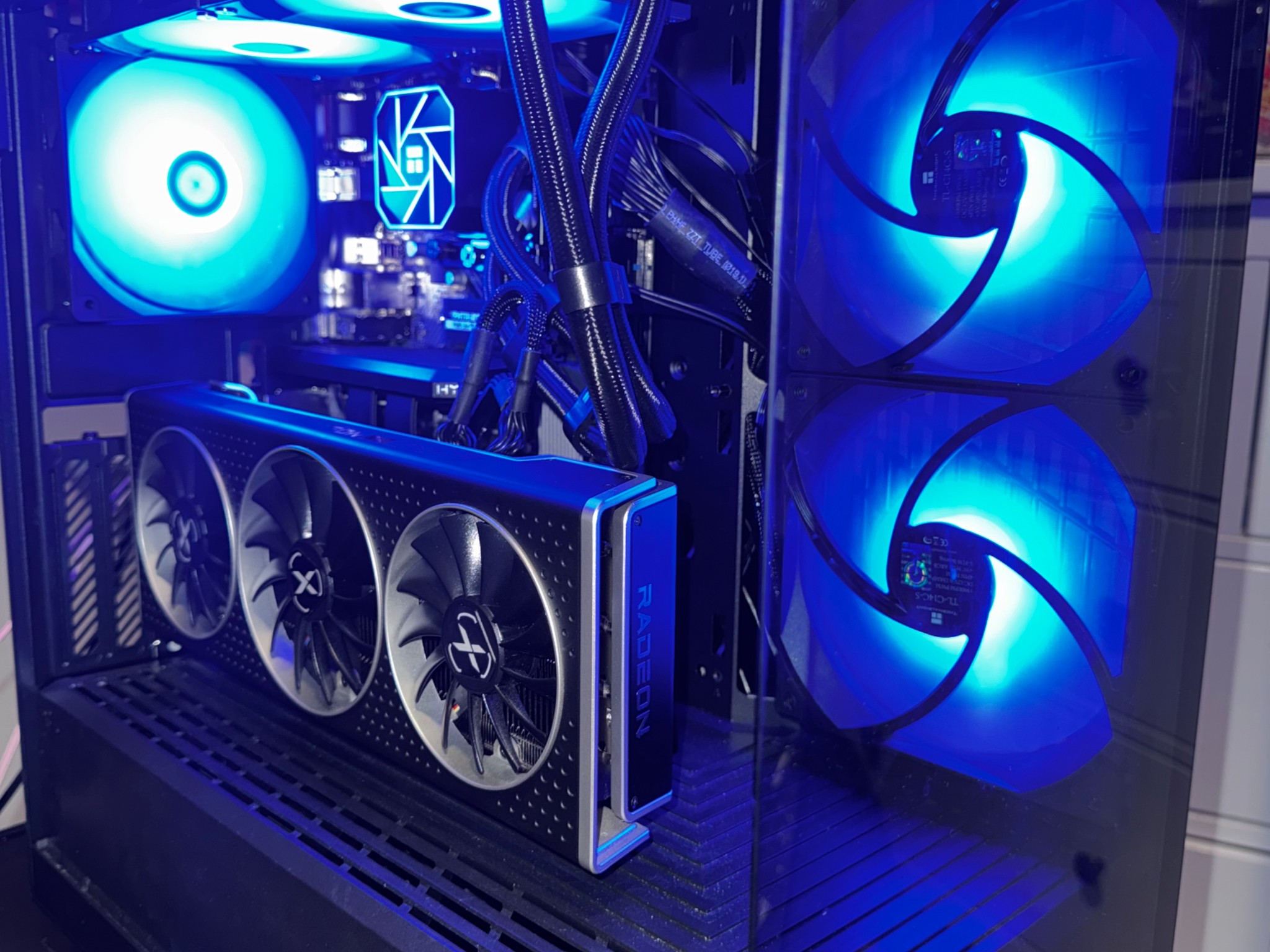 🔥 Custom Gaming PC – Intel i7 + RX 6700 XT – HYTE Y40 – Clean Build 🔥