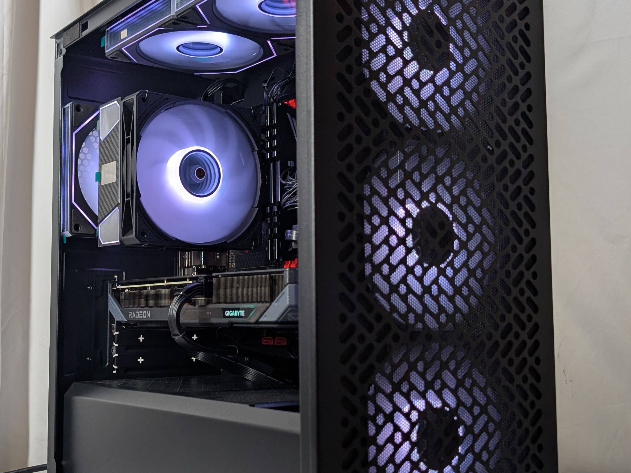 RX 9060XT | RYZEN 5 3600 | 16GB DDR4 | 1TB NVME | 650W