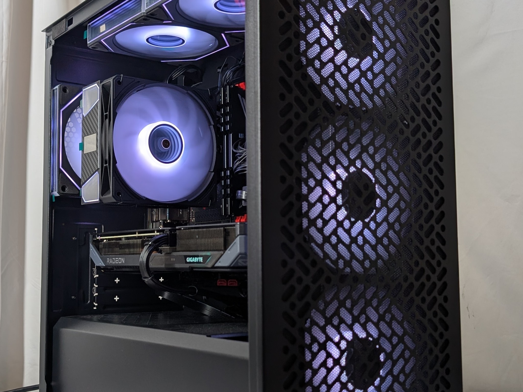 RX 9060XT | RYZEN 5 3600 | 16GB DDR4 | 1TB NVME | 650W