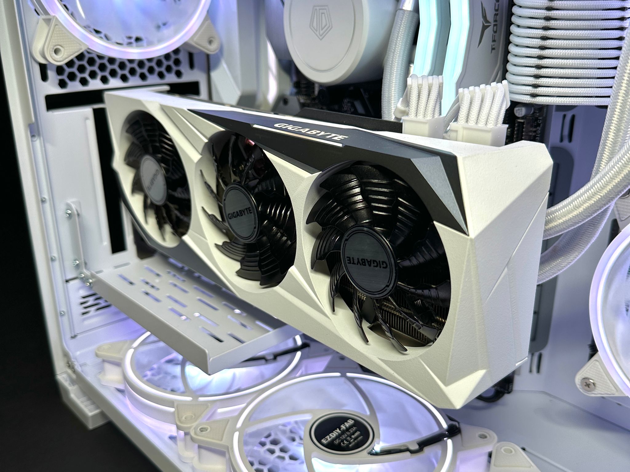 Snowball (RTX 3070 | Ryzen 7 3700x | 16gb RAM)