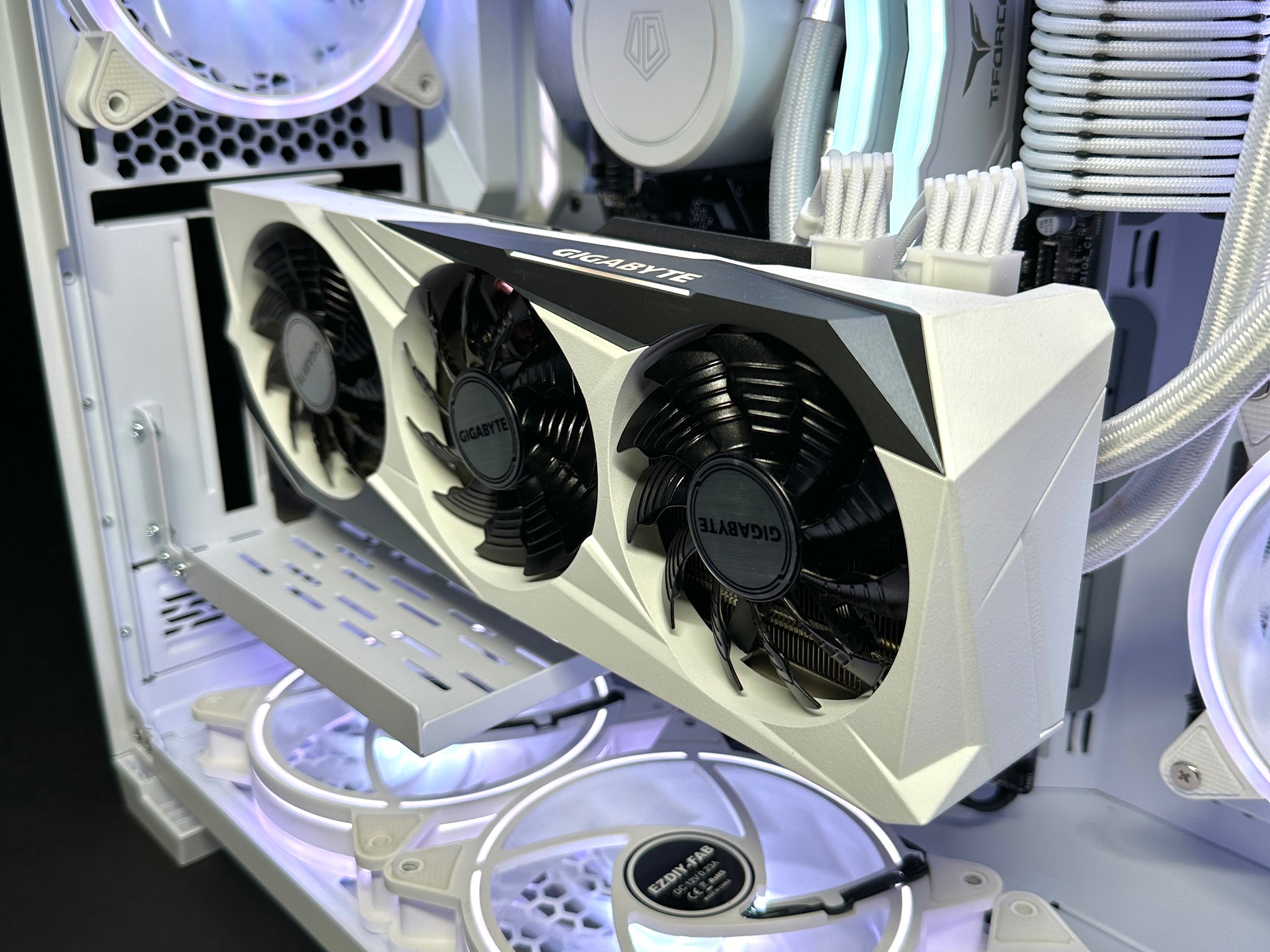 Snowball (RTX 3070 | Ryzen 7 3700x | 16gb RAM)