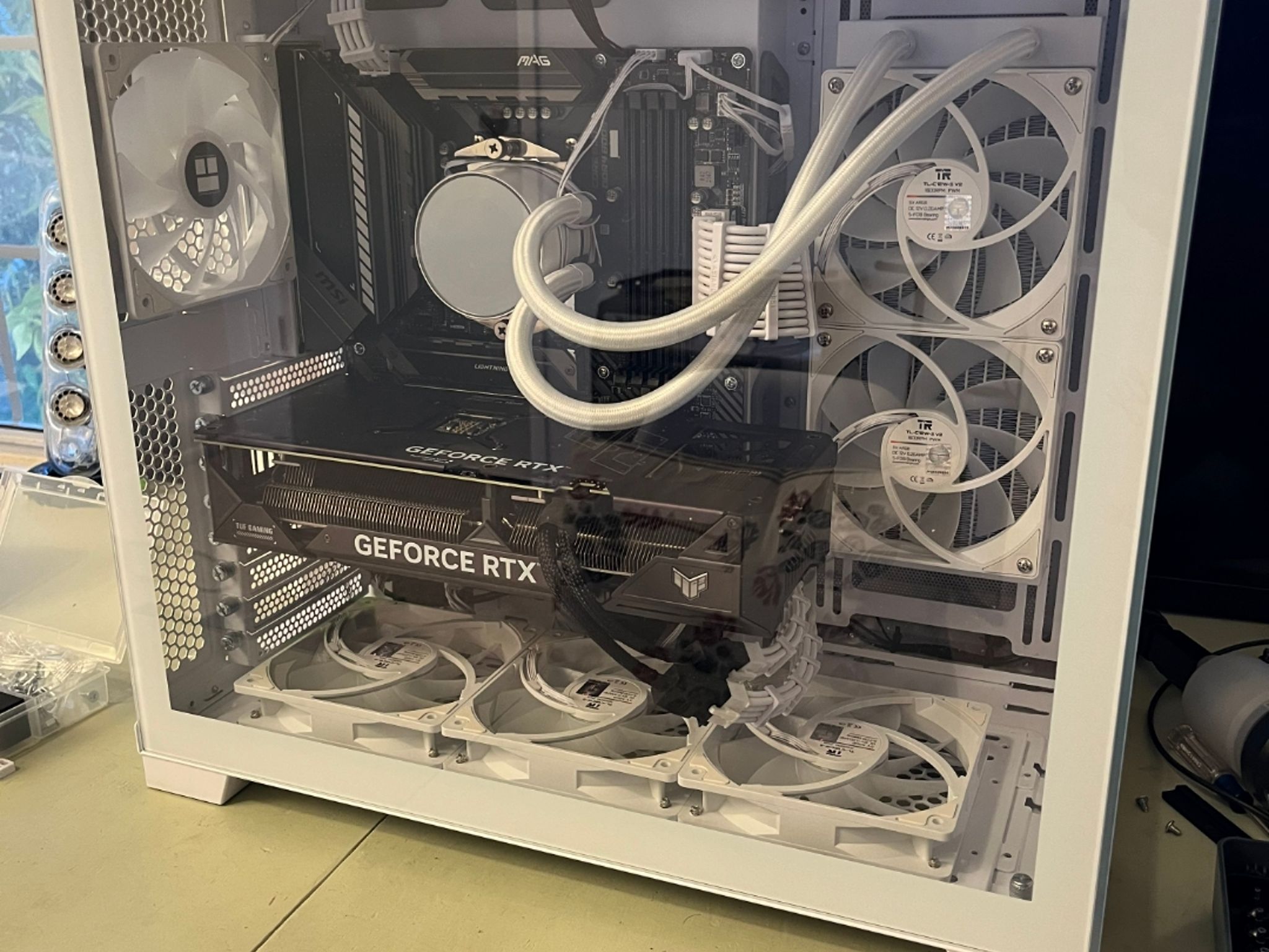 White Gaming PC – RTX 4070 SUPER / Ryzen 5 5600 / 32GB