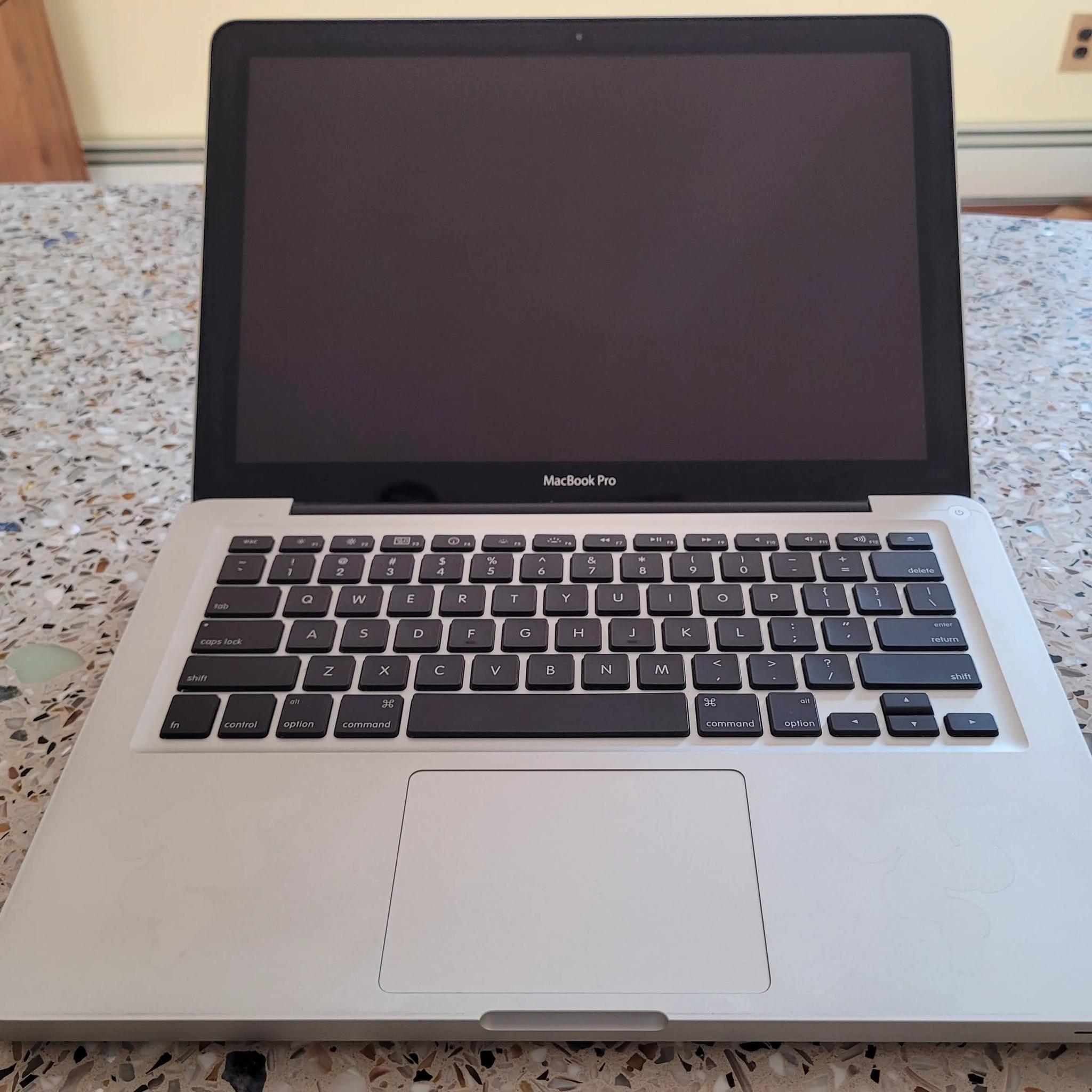 Early 2011 Unibody Macbook Pro Good Condition!