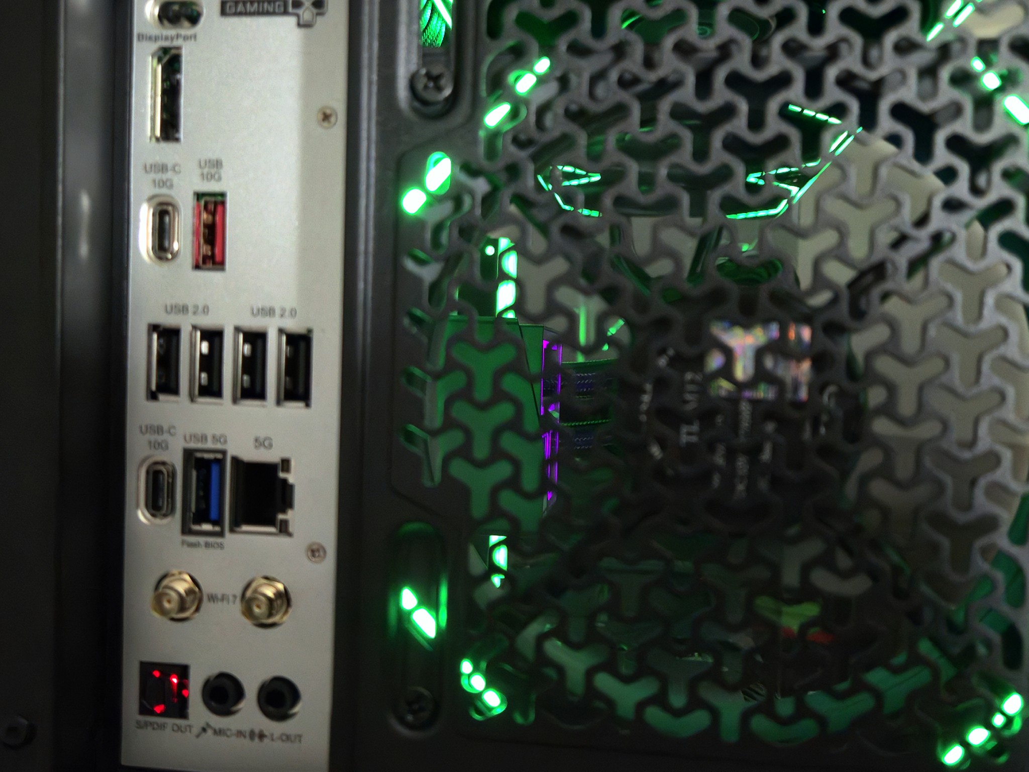 9800X3D - RTX 5070 Ti OC - 32GB DDR5 6000 - 2TB Gen4 NVMe - Custom