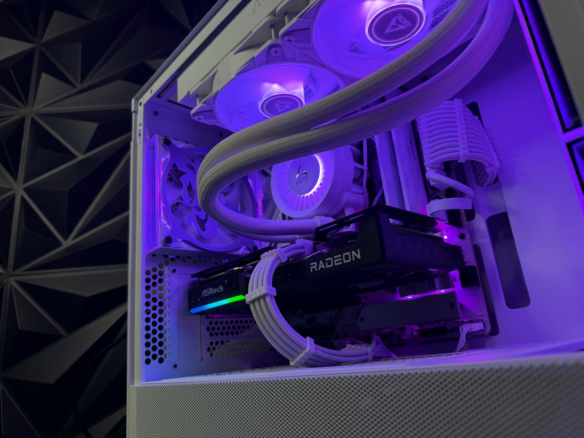 ⚡☁️ GEAR 5 ☁️⚡Ryzen 5 7600X3D| RX 9060XT 16 GB | 32 GB DDR5| 1.5 TB NVME| 650W PSU