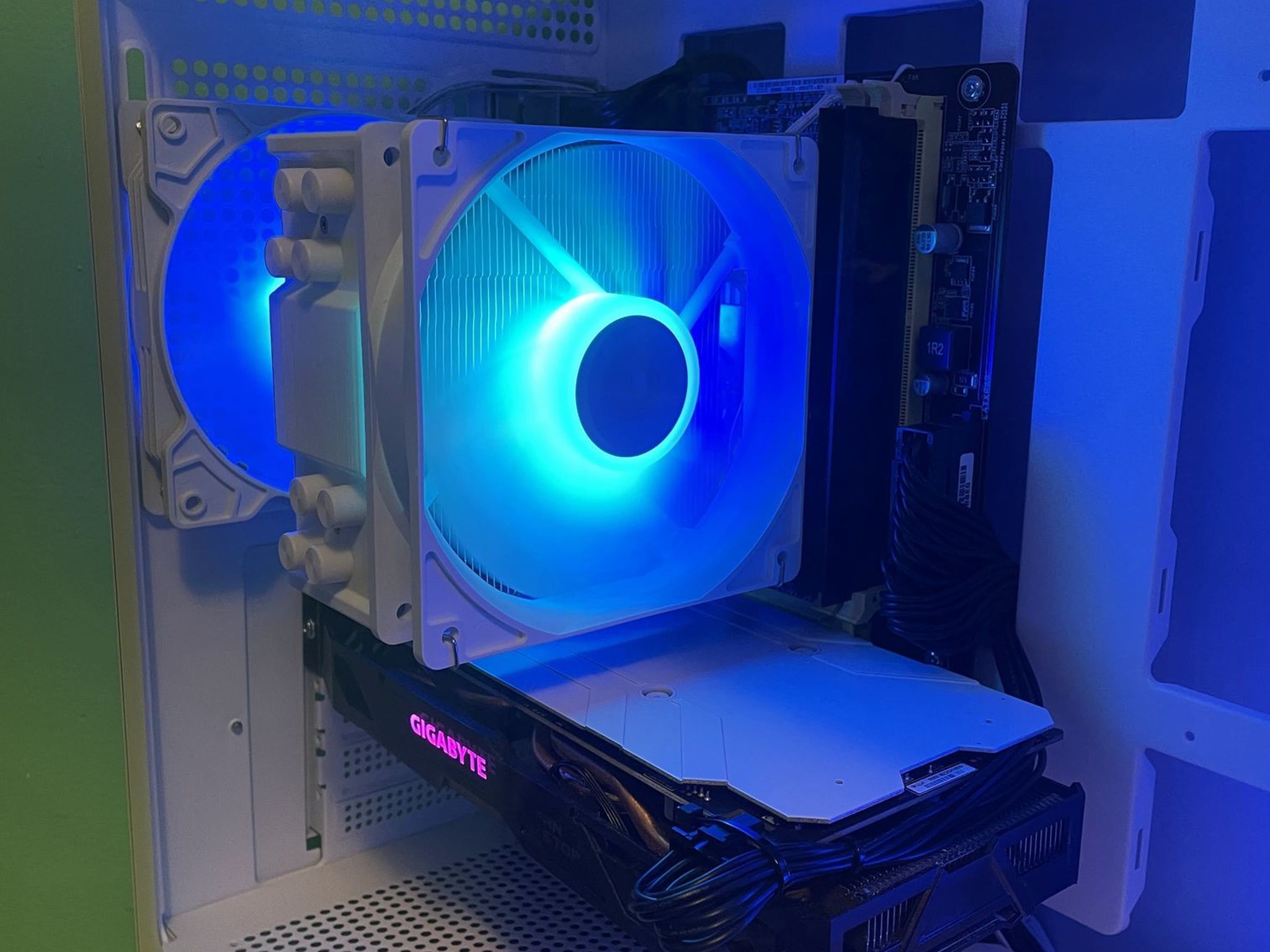 Custom White Glass Gaming PC | Intel i7 / AMD RX580 / 8GB / 1.1TB Win 11 Pro + Wi-Fi