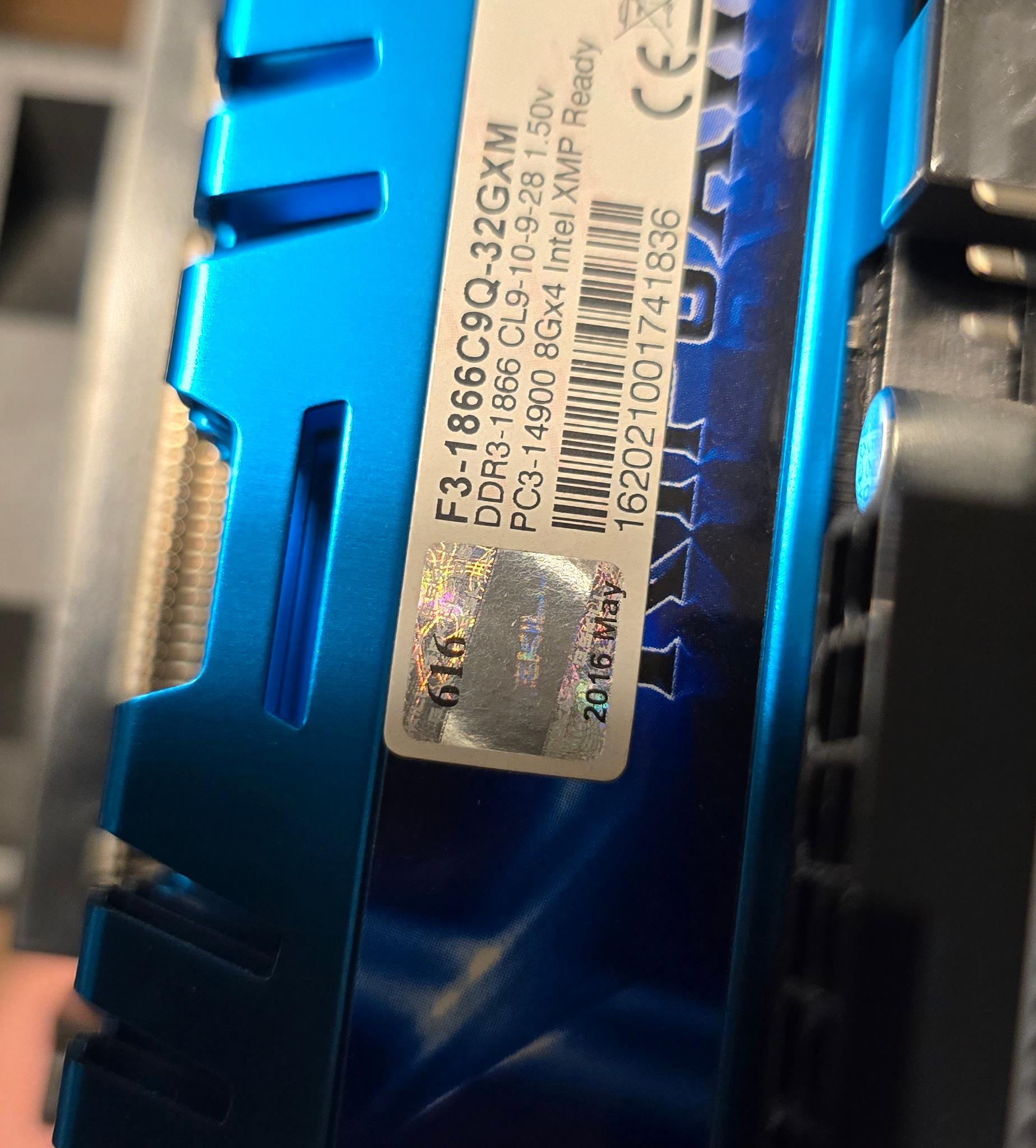 Gigabyte GA-990FXA-UD5 Bundle