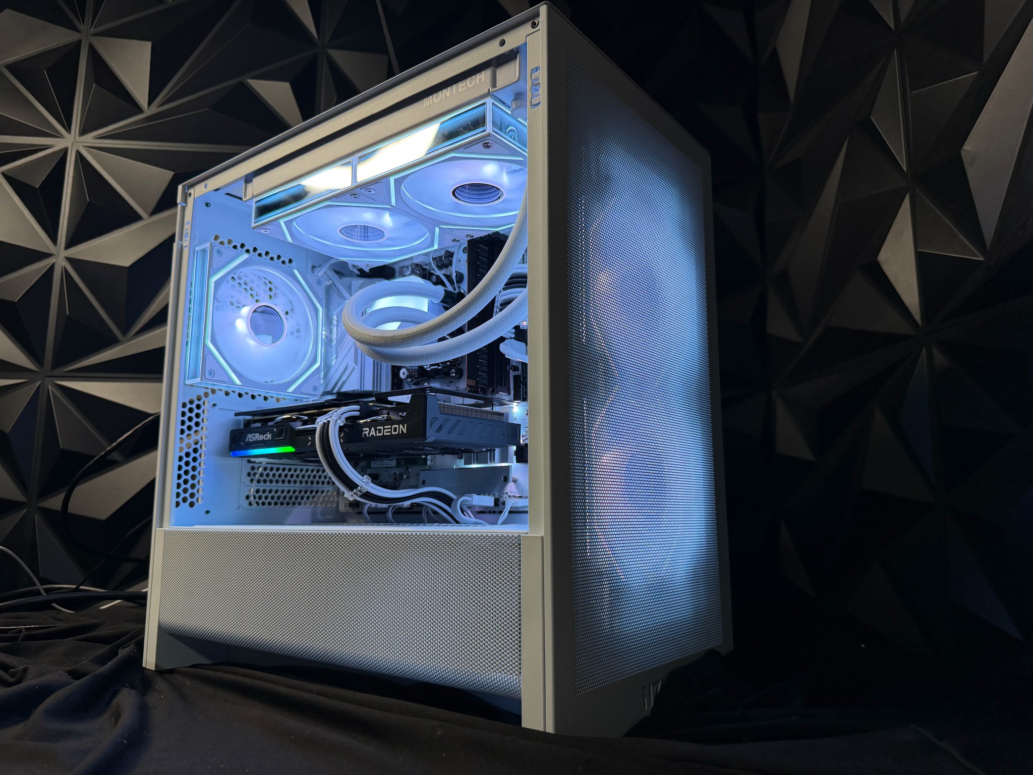 ❄️✨ ICE PRIZM ✨❄️Ryzen 7 7700X| RX 9060XT 16 GB | 32 GB DDR5| 2.5 TB NVMe| 650W PSU