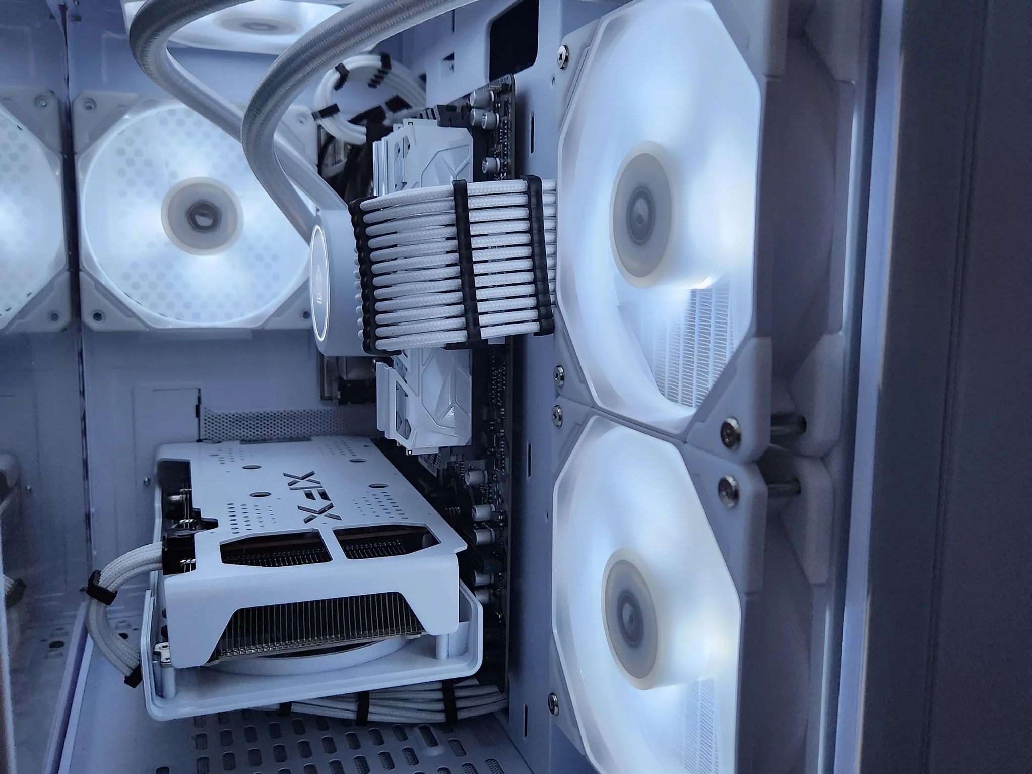 Liquid Cooled Frosty Rig Ryzen 5 / 32GB / 2TB / RX6600