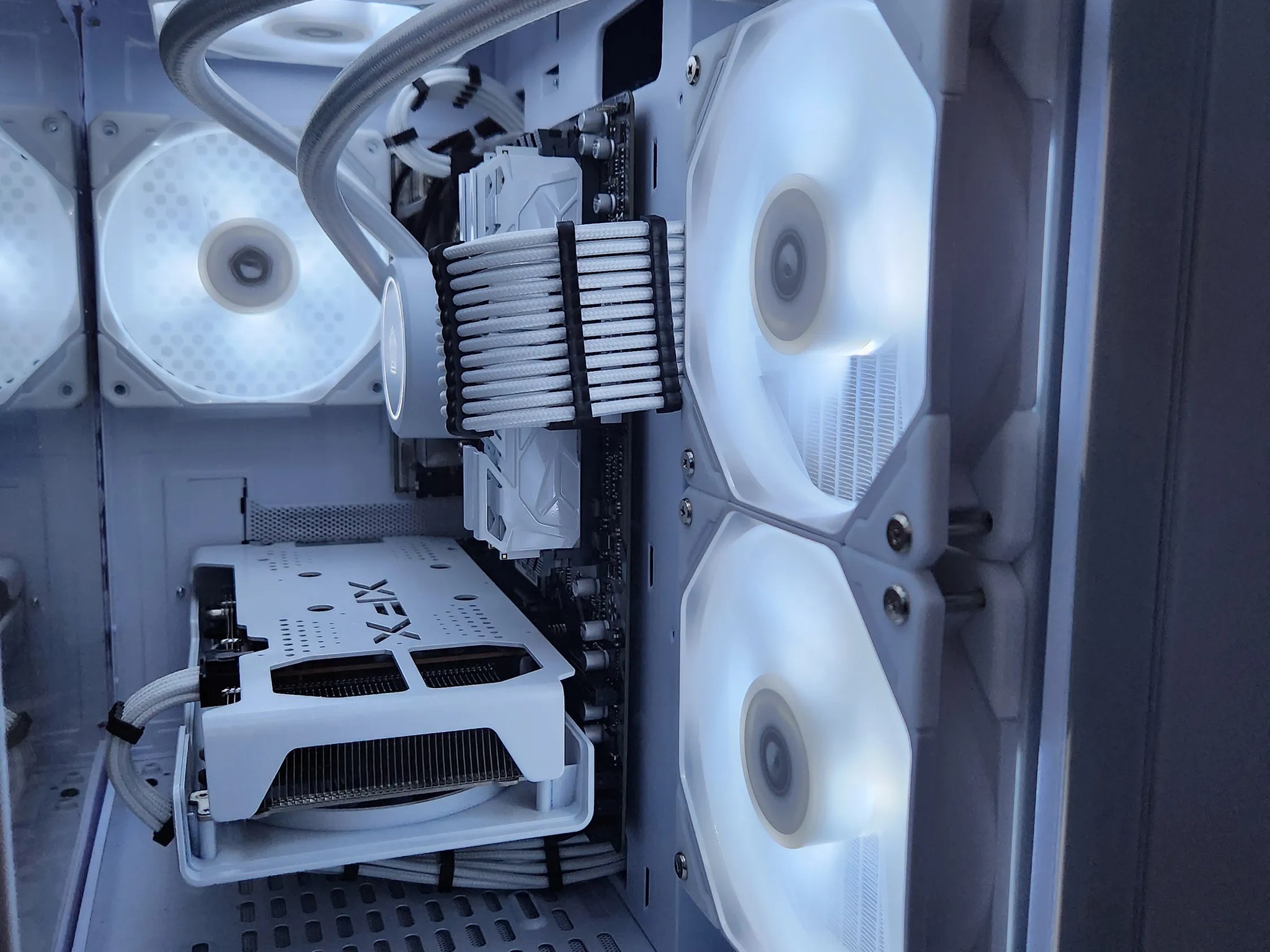 Liquid Cooled Frosty Rig Ryzen 5 / 32GB / 2TB / RX6600