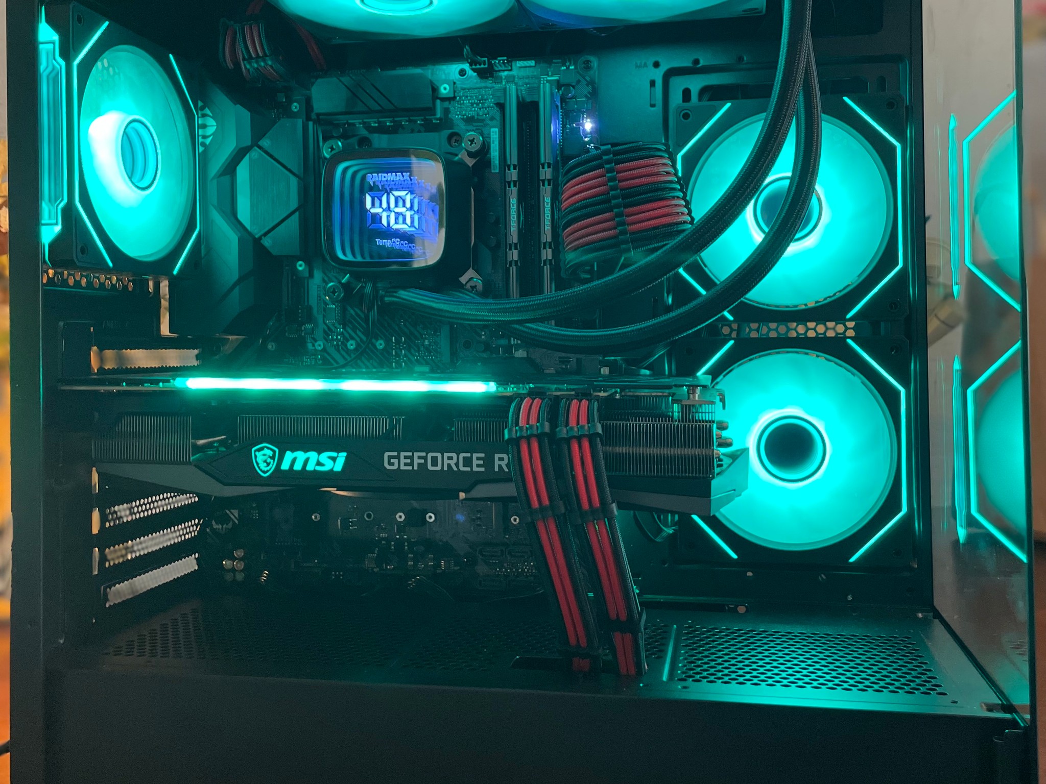 Gaming PC / | GEFORCE 3070 | Ryzen 5 | 32GB RAM | WINDOWS 11 pro | WiFi and Bluetooth