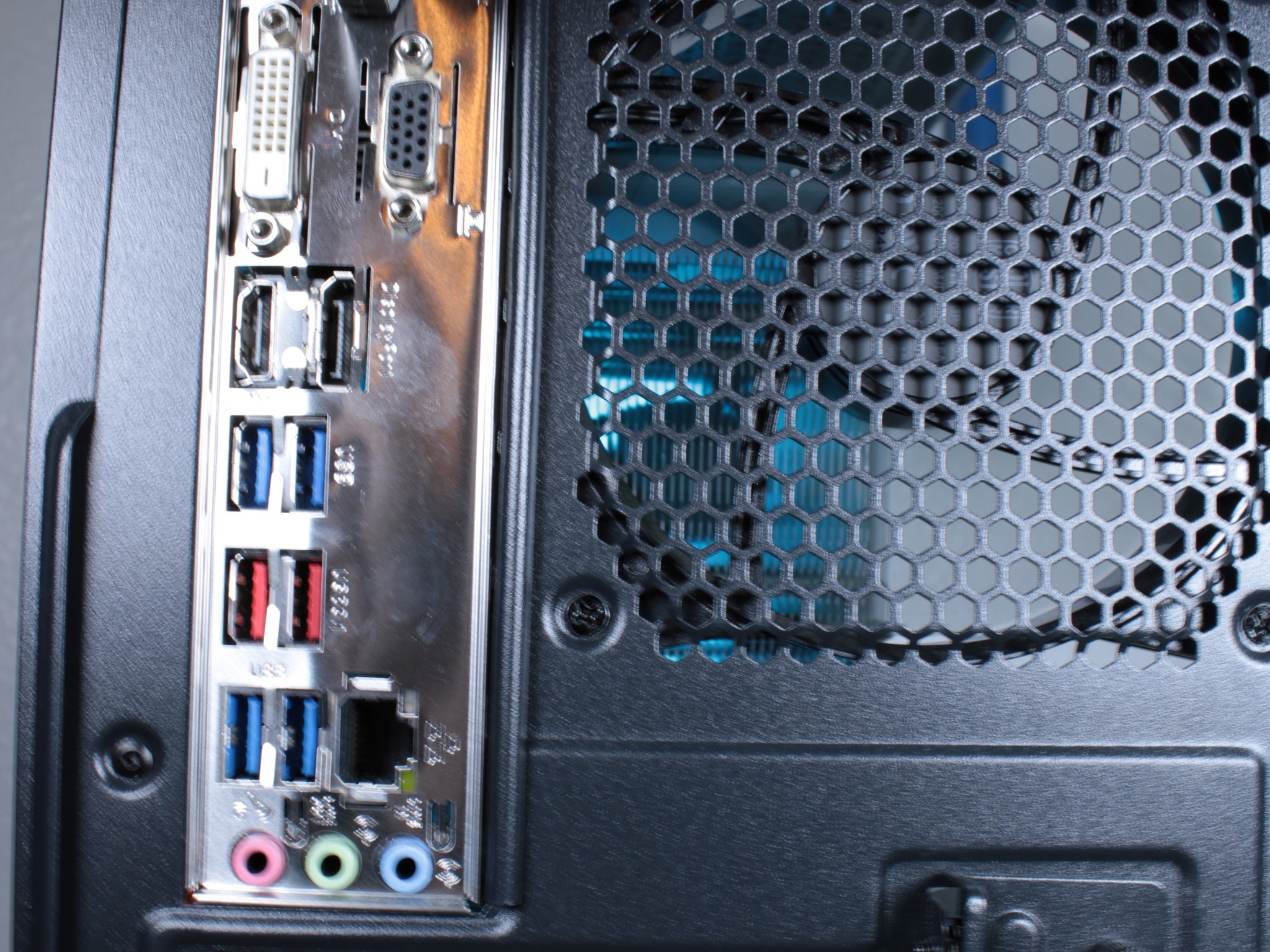AMD RX 580 8GB | Ryzen 5 2600 | 16 GB DDR4 3200MHz Ram | 1 TB NVMe M.2 | Win 11 Activated | WiFi