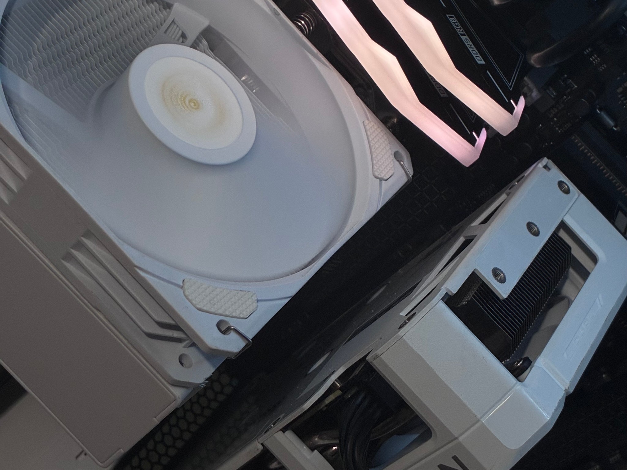 WHITE AM5 GAMING PC 7500F,9060XT 16G, 1TB NVME,1TB SSHD,1TB HDD