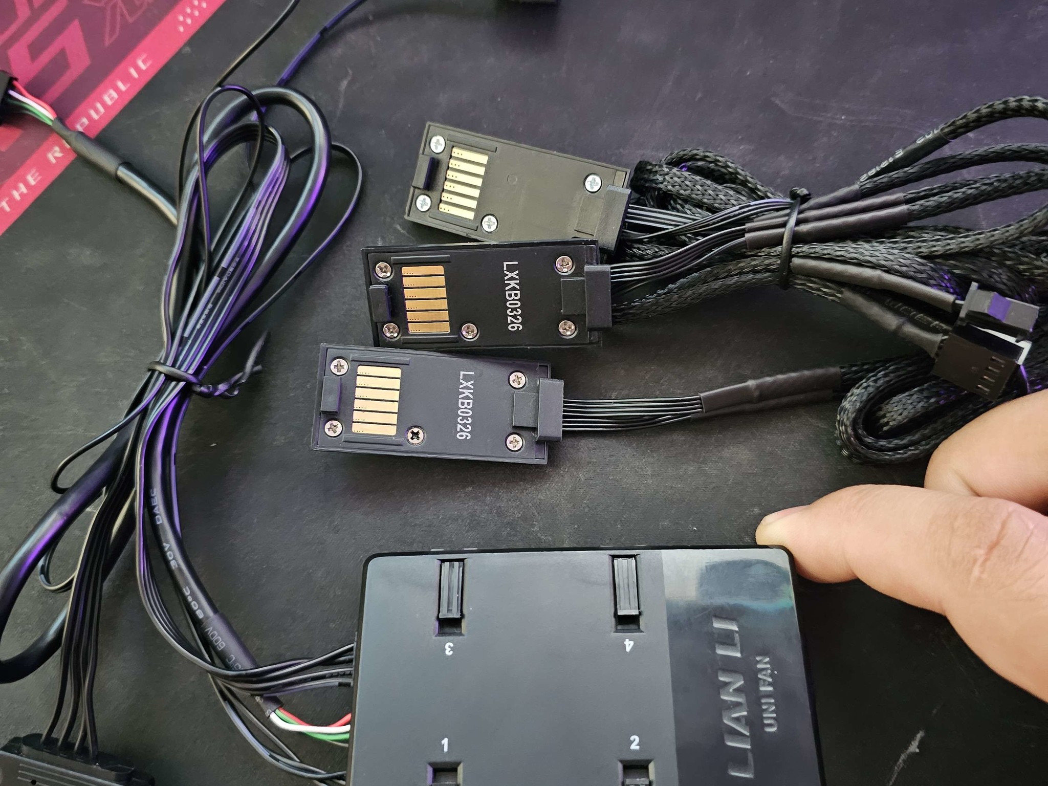 LIAN LI UNI FAN SL- FAN CONTROLLER WITH 3 CABLE CONNECTORS(BLACK)