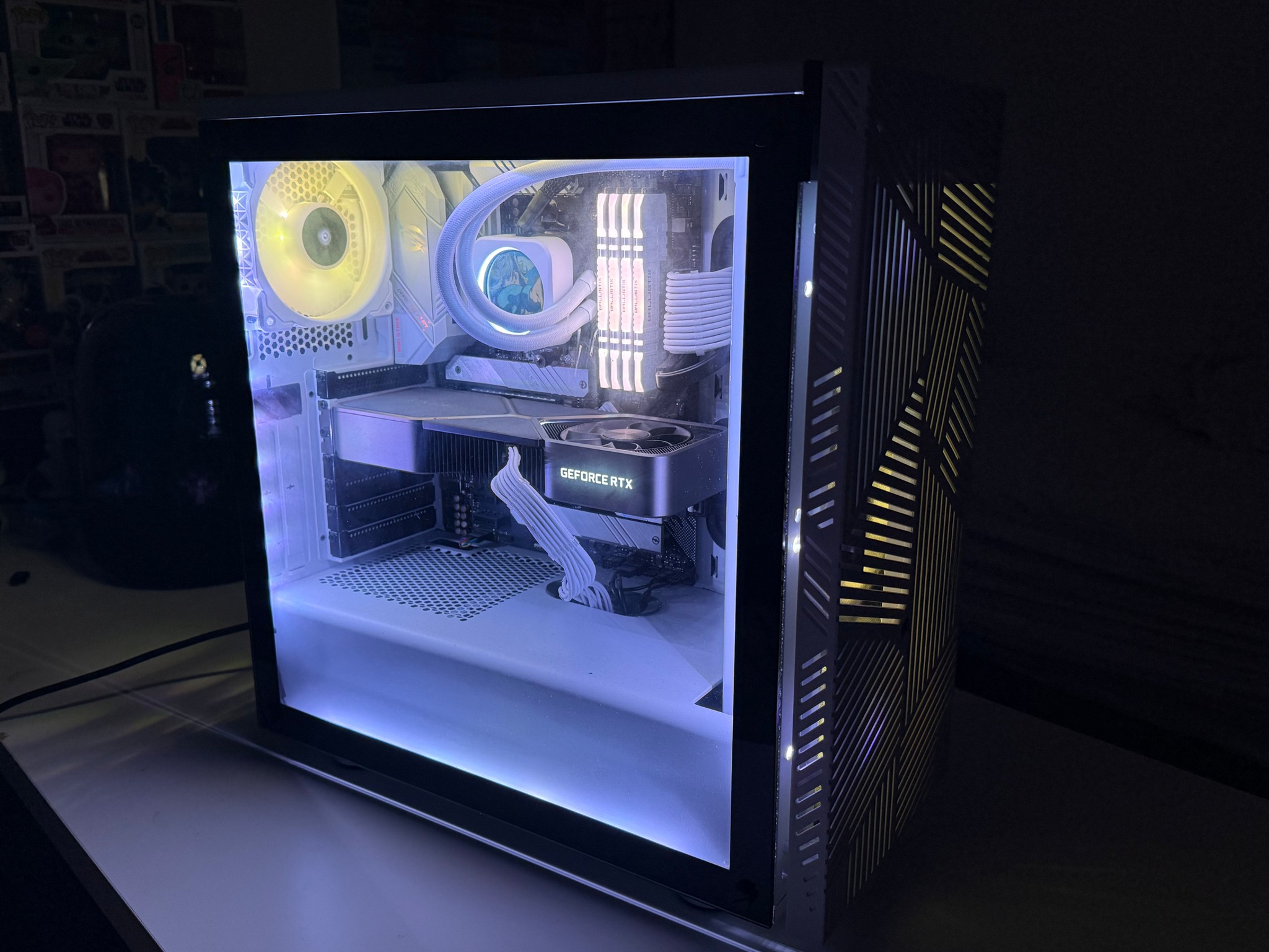 White Gaming Pc - TX 3080 FE, Ryzen 5 5600X, 32GB CL16 RGB RAM, Liquid Cooled, 1 TB SSD, Win 11