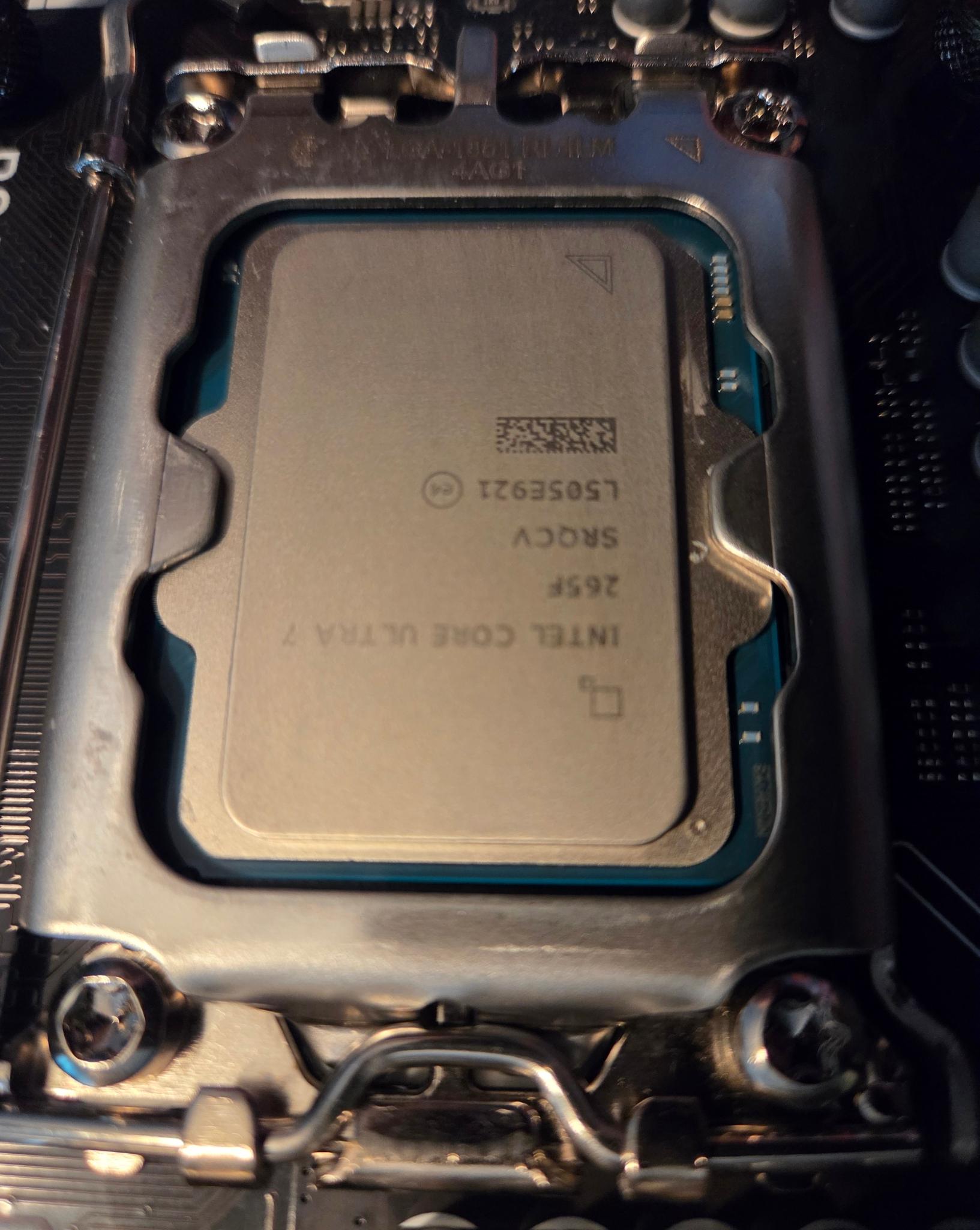Intel Core Ultra 7 265F + B860M MAX Gaming AX + 240mm AIO