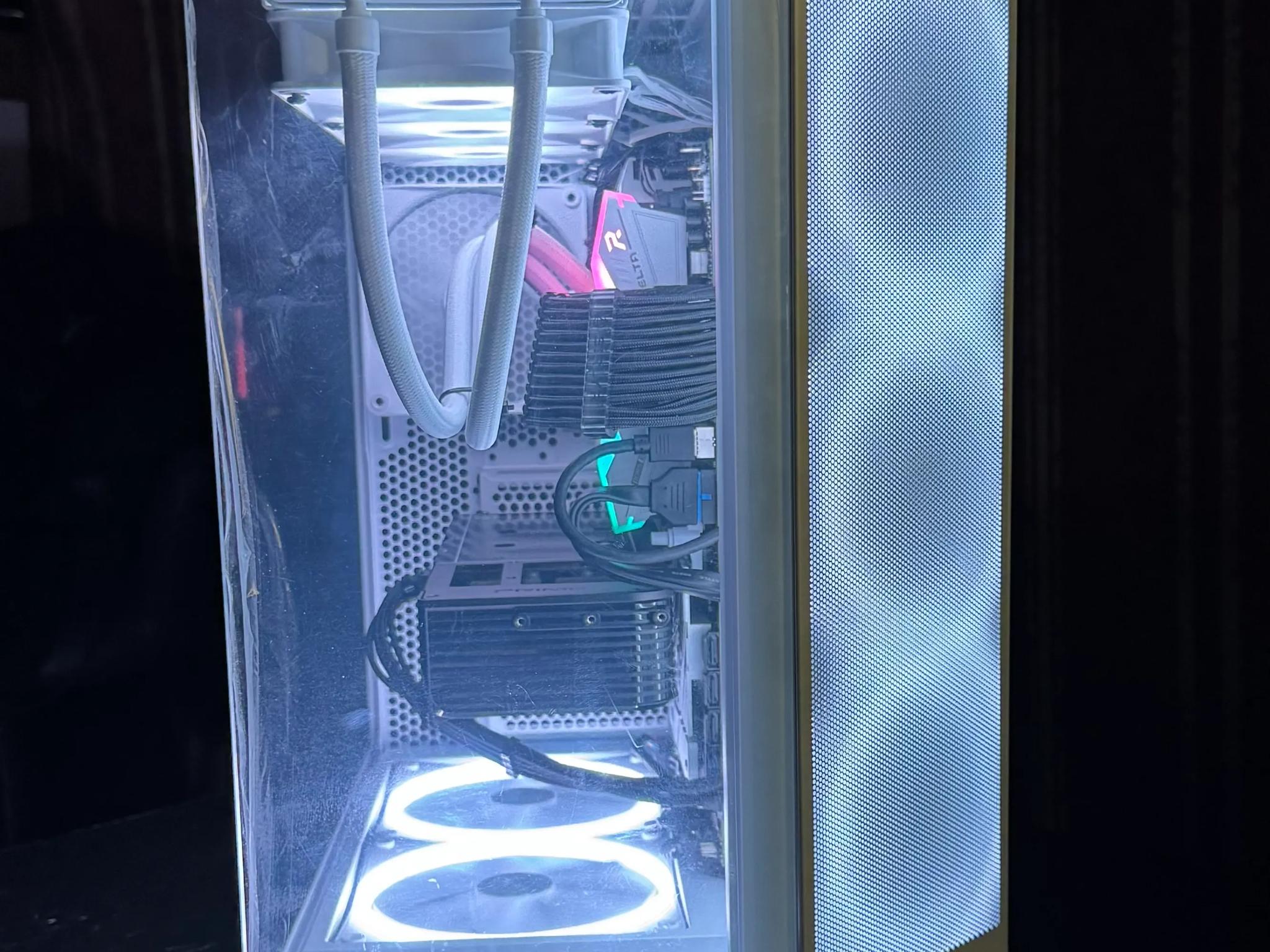 RTX 5060 + RYZEN 5 7600 + 32 GB (Ghost)