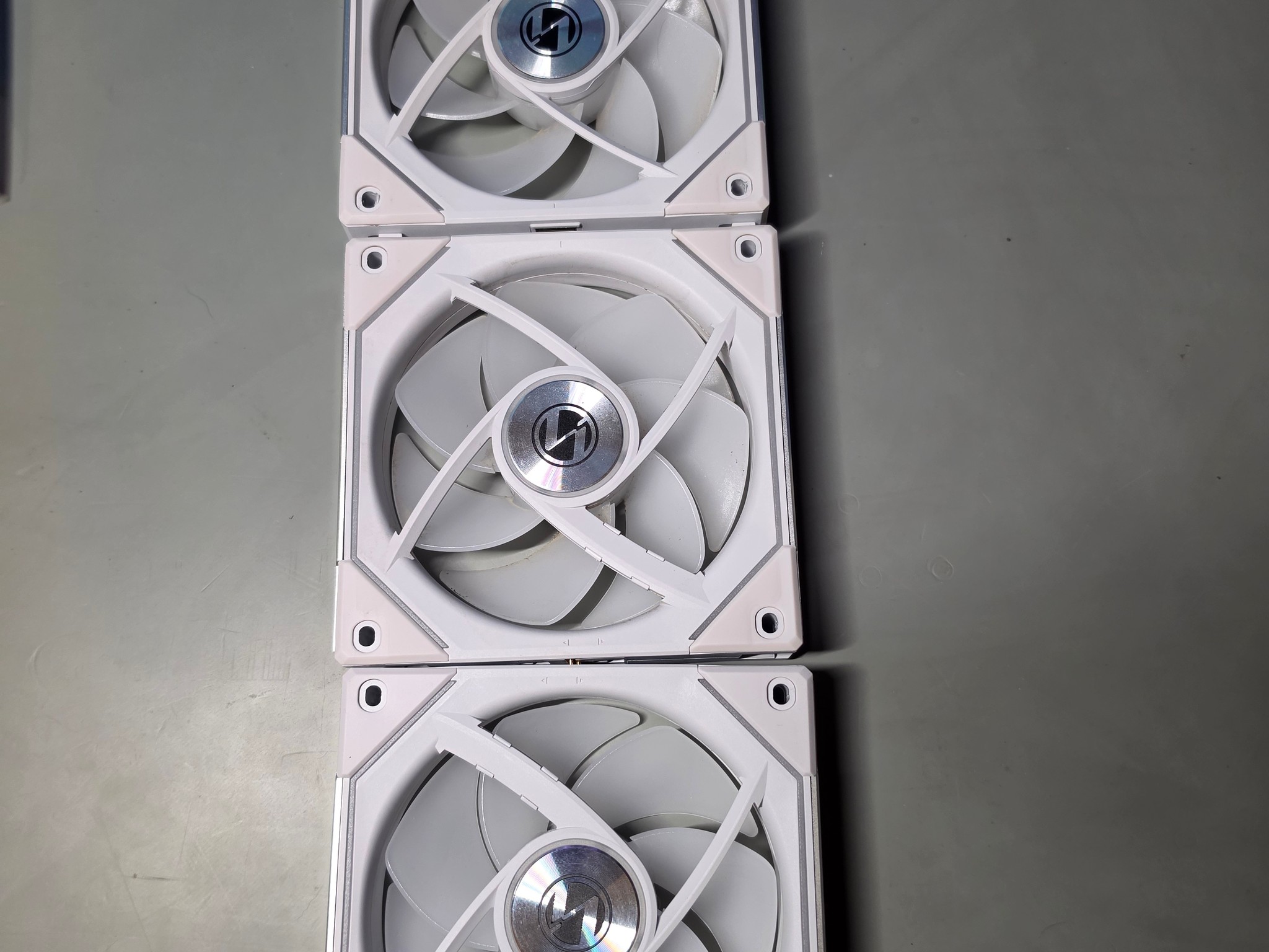 3x Lian Li SL-Infinity Case Fans + Controller