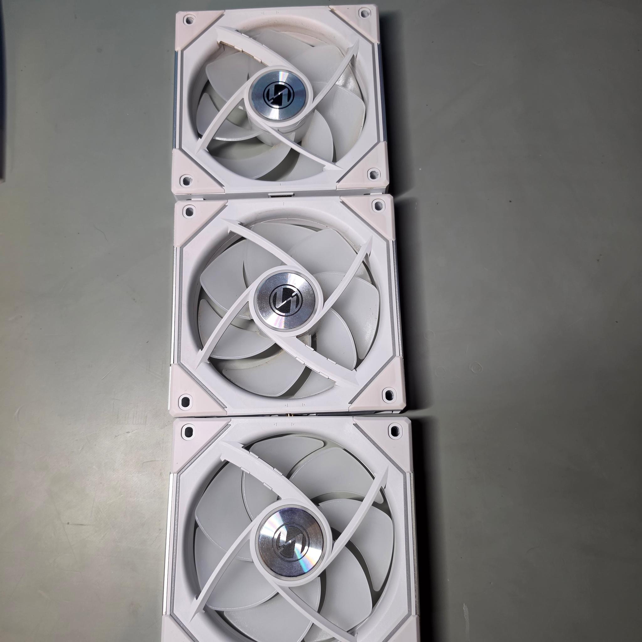 3x Lian Li SL-Infinity Case Fans + Controller