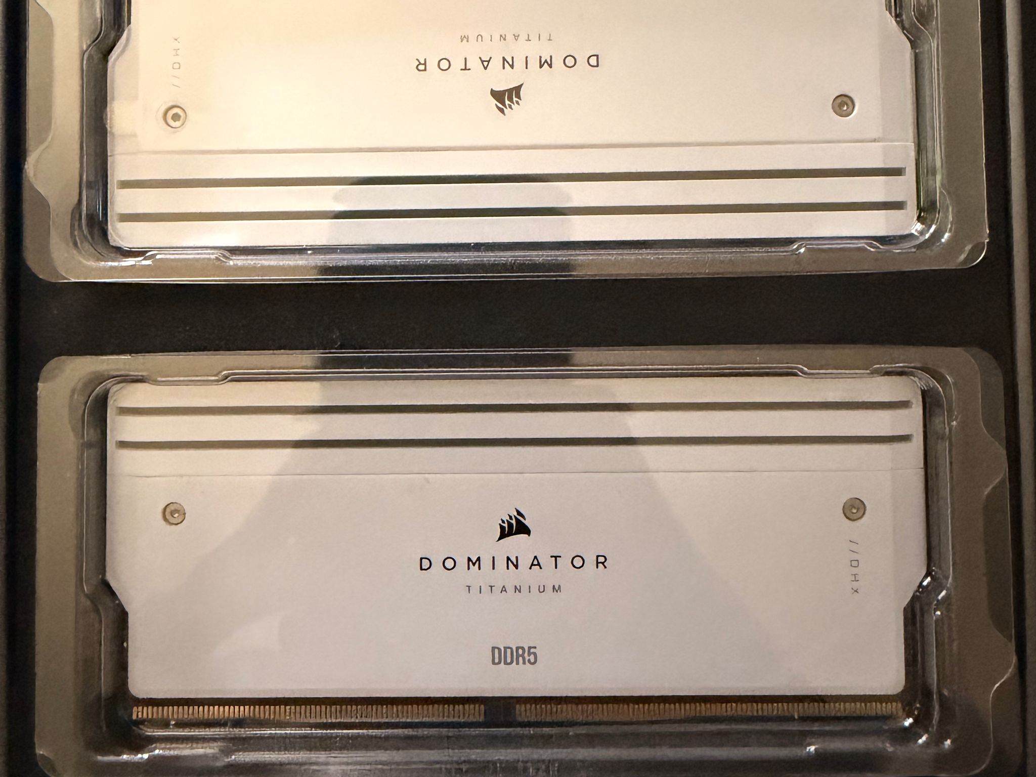 CORSAIR - Dominator Titanium 32GB (2 x 16GB) DDR5 6400 (PC5 51200) Desktop Memory - White