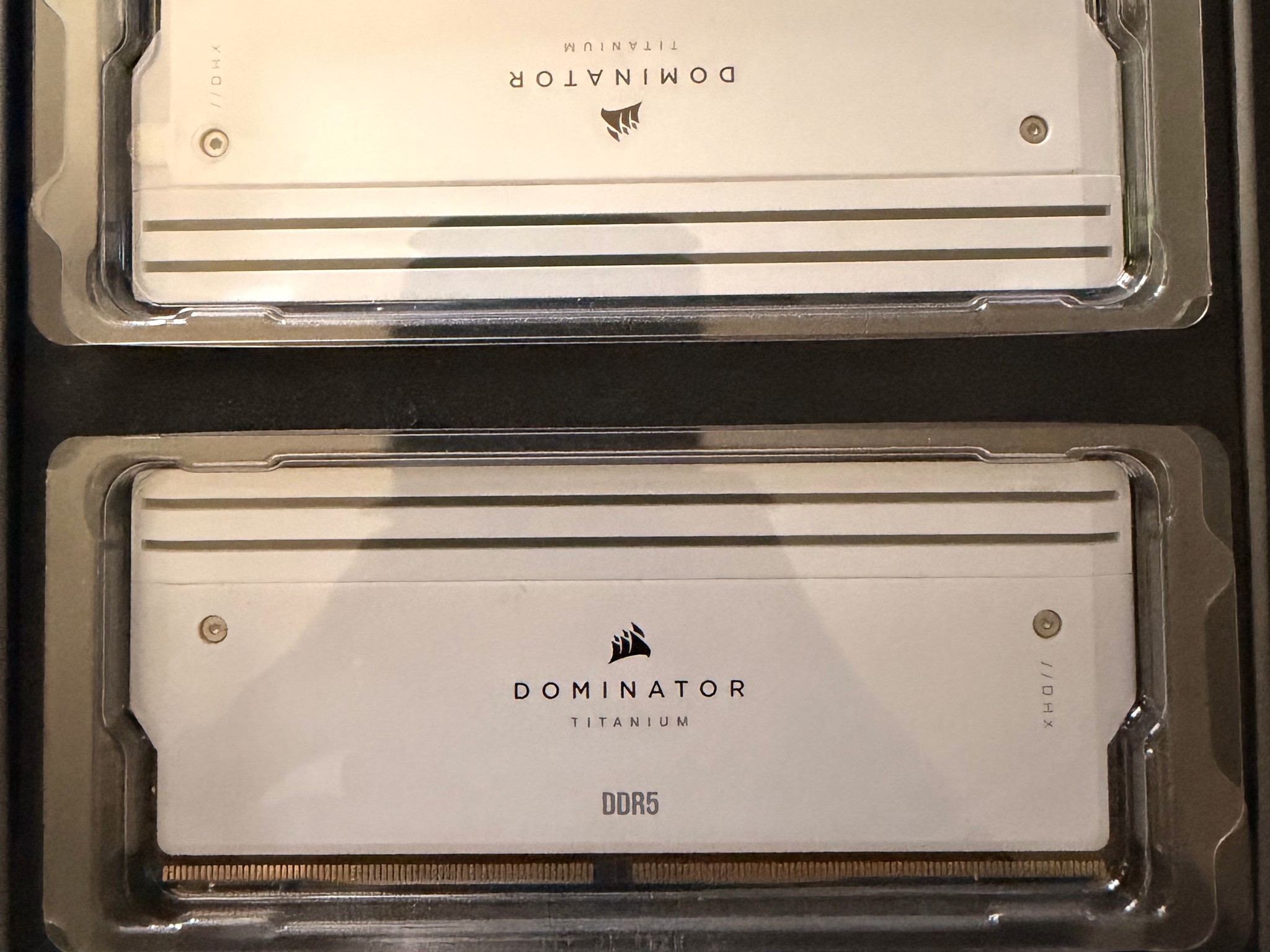 CORSAIR - Dominator Titanium 32GB (2 x 16GB) DDR5 6400 (PC5 51200) Desktop Memory - White