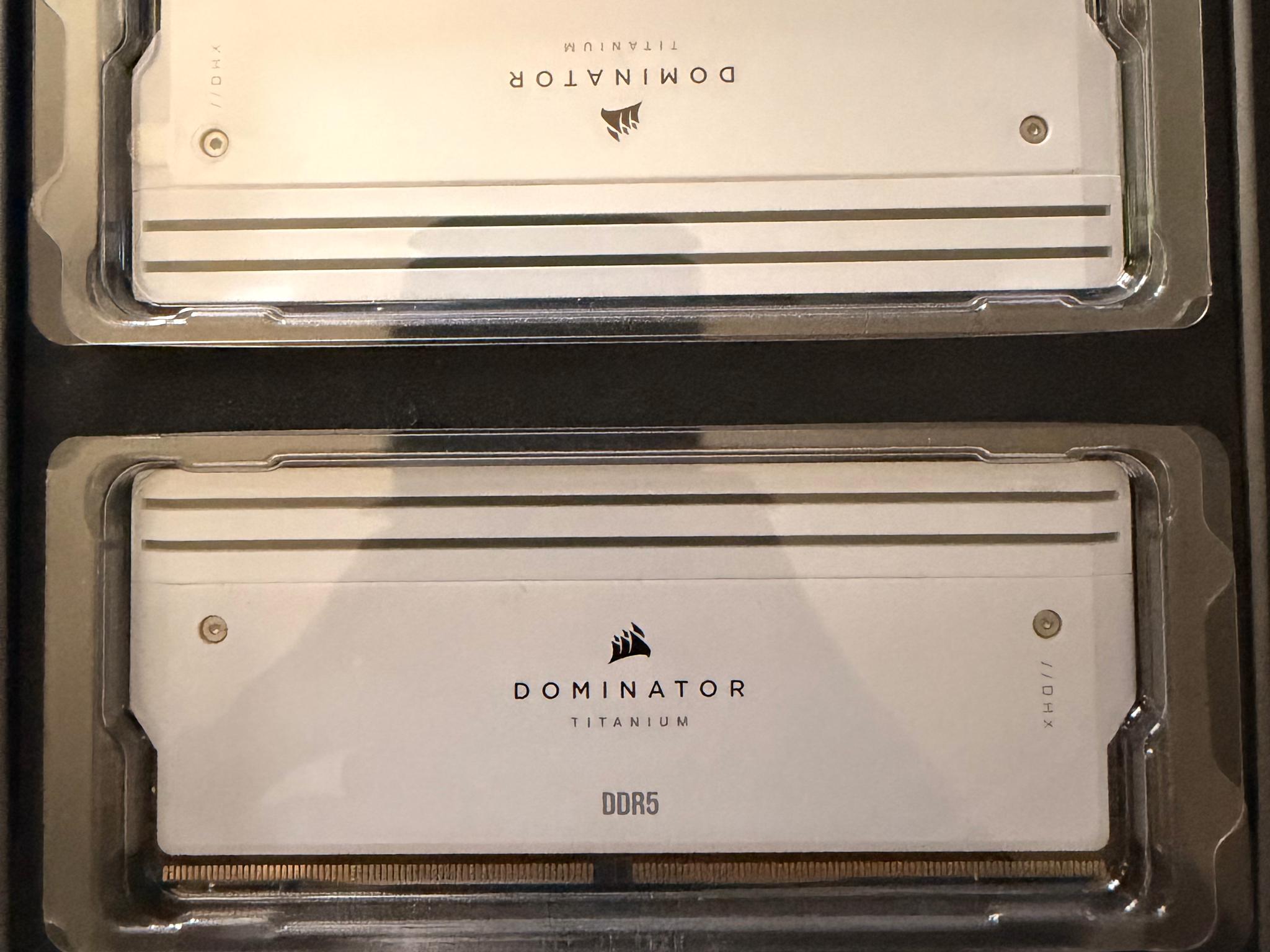 CORSAIR - Dominator Titanium 32GB (2 x 16GB) DDR5 6400 (PC5 51200) Desktop Memory - White
