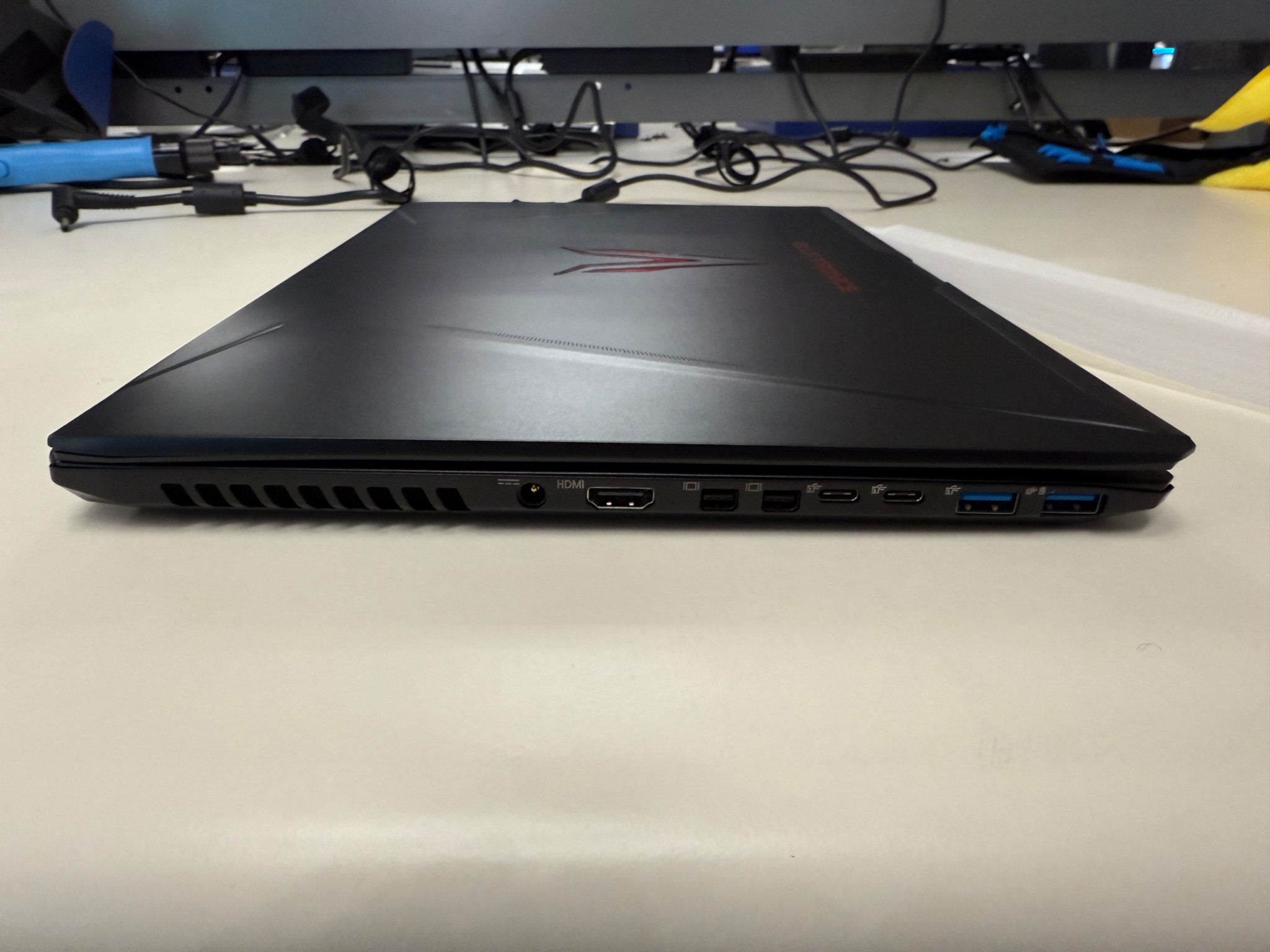 Clevo P957HR- i7-7700HQ+GTX 1070+8GB Ram+256 SSD+W10