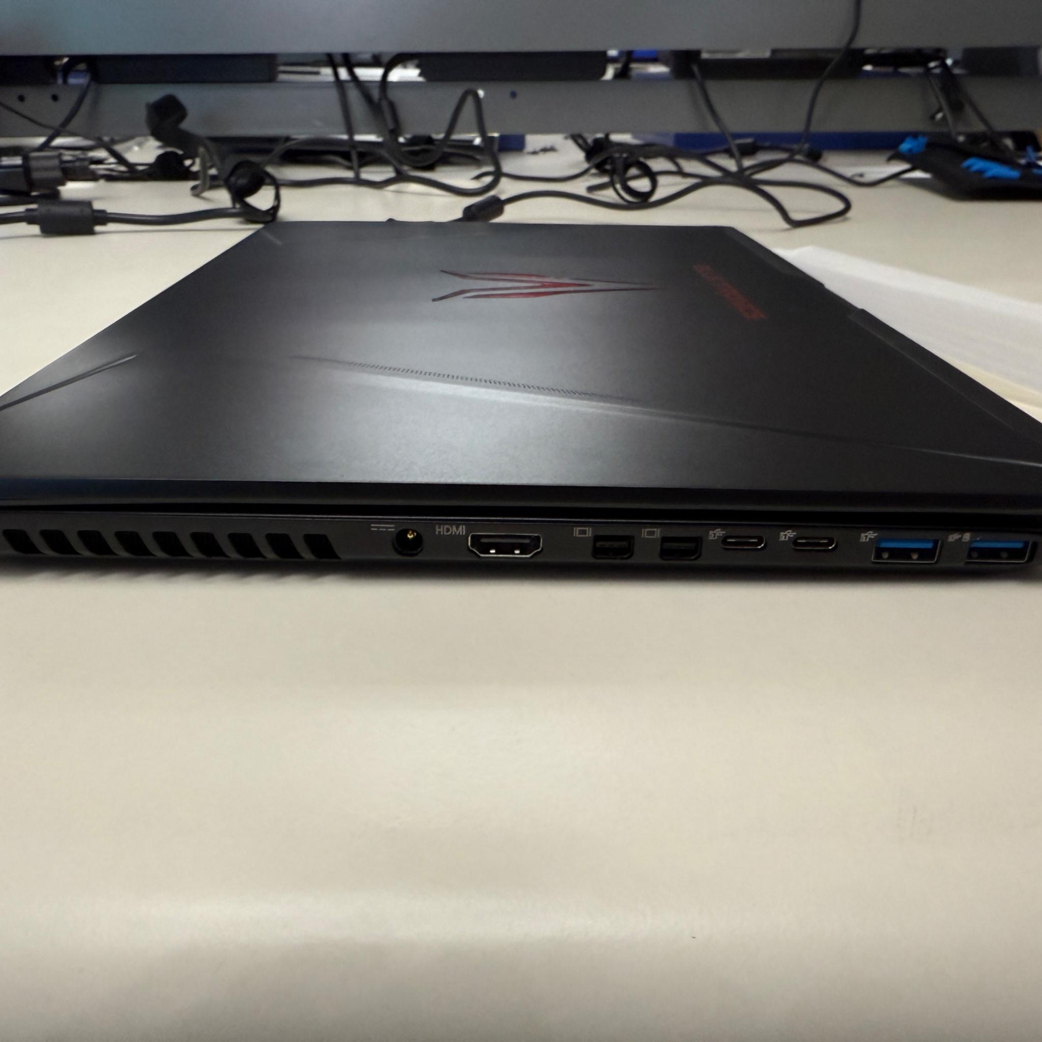 Clevo P957HR- i7-7700HQ+GTX 1070+8GB Ram+256 SSD+W10