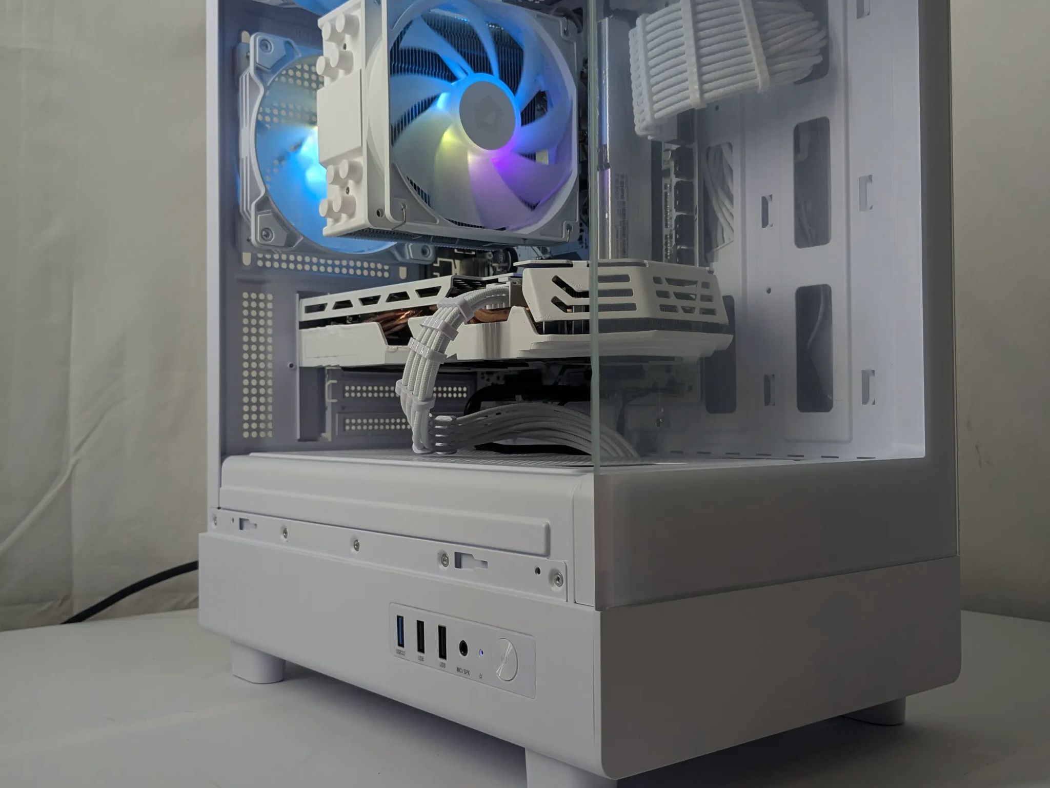White-Themed Gaming PC – RX 580 | Ryzen 7 1700 | 16GB RAM | 500GB NVMe SSD