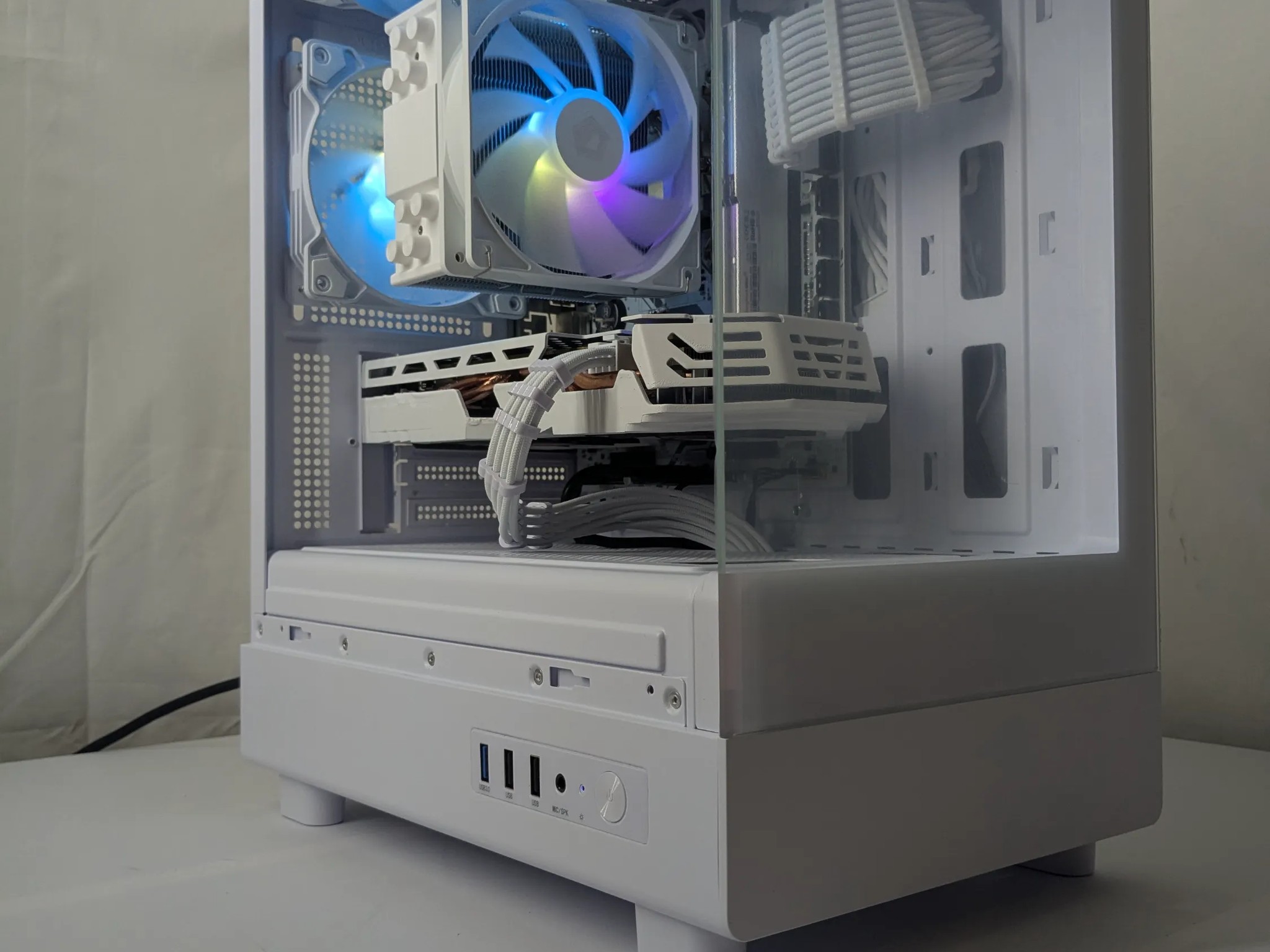 White-Themed Gaming PC – RX 580 | Ryzen 7 1700 | 16GB RAM | 500GB NVMe SSD