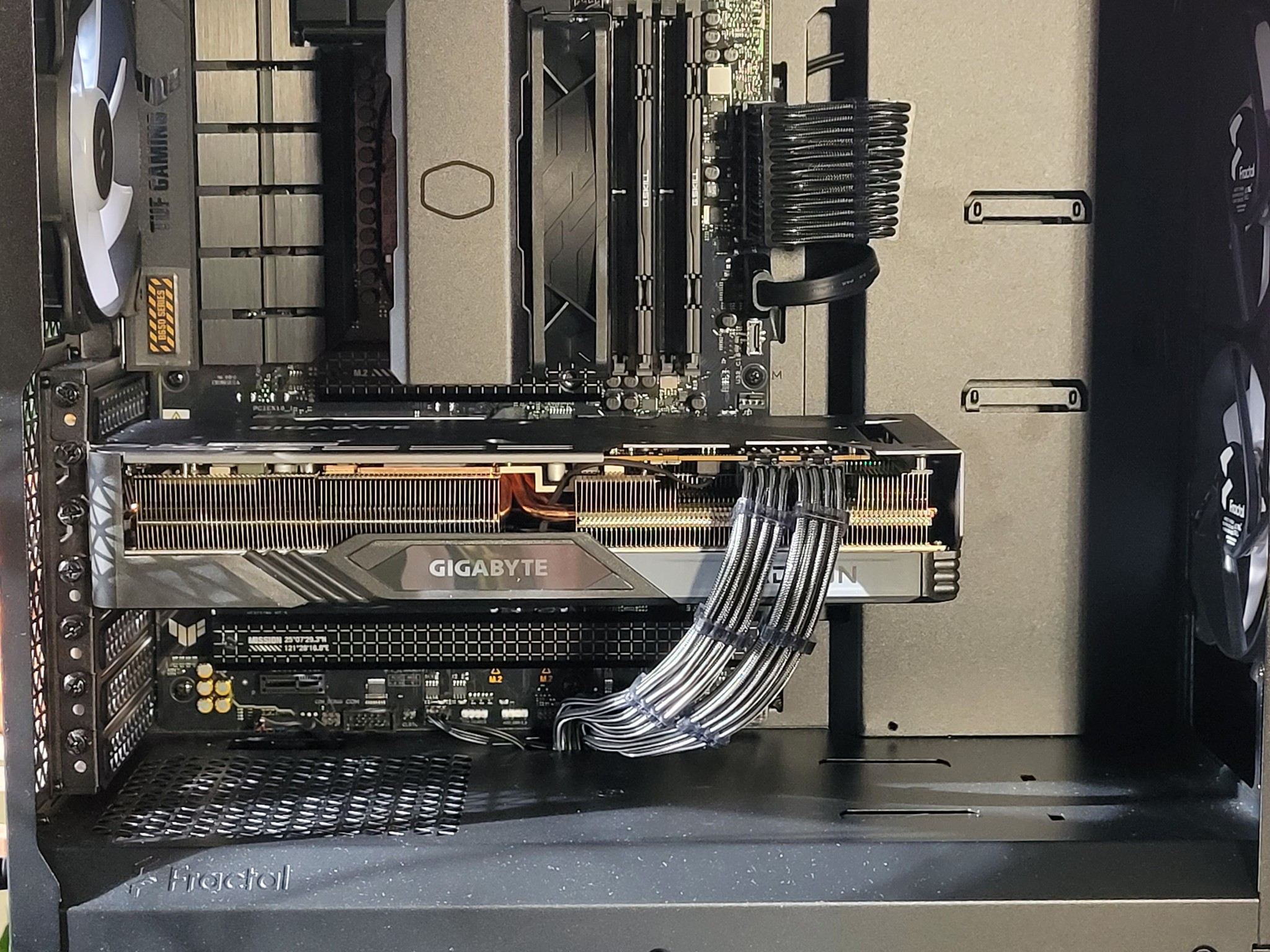 RYZEN 5 7600 | RX 7800XT | 32GB RAM | 2TB STORAGE | WINDOWS 11 ACTIVATED