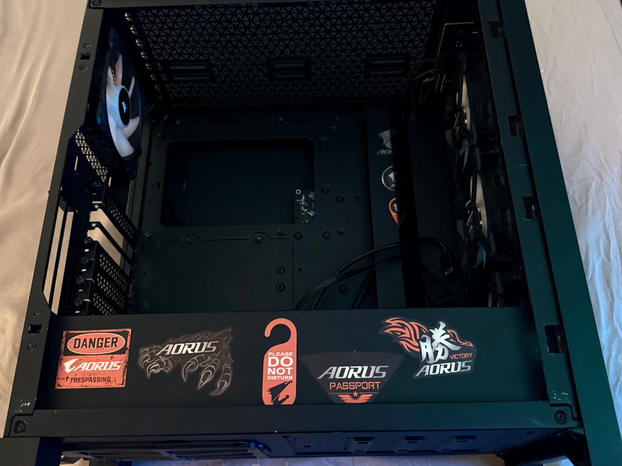 CORSAIR iCUE 4000X RGB w/ 4x pre-installed iCUE RGB Fans & Hub
