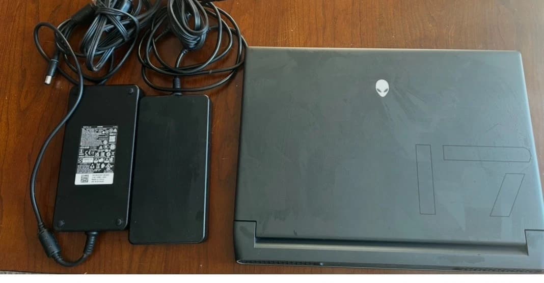 Alienware M17 R5 17.3'' (1TB SSD. AMD Ryzen 9 6900HX, 4.9GHz 32GB RAM) Laptop