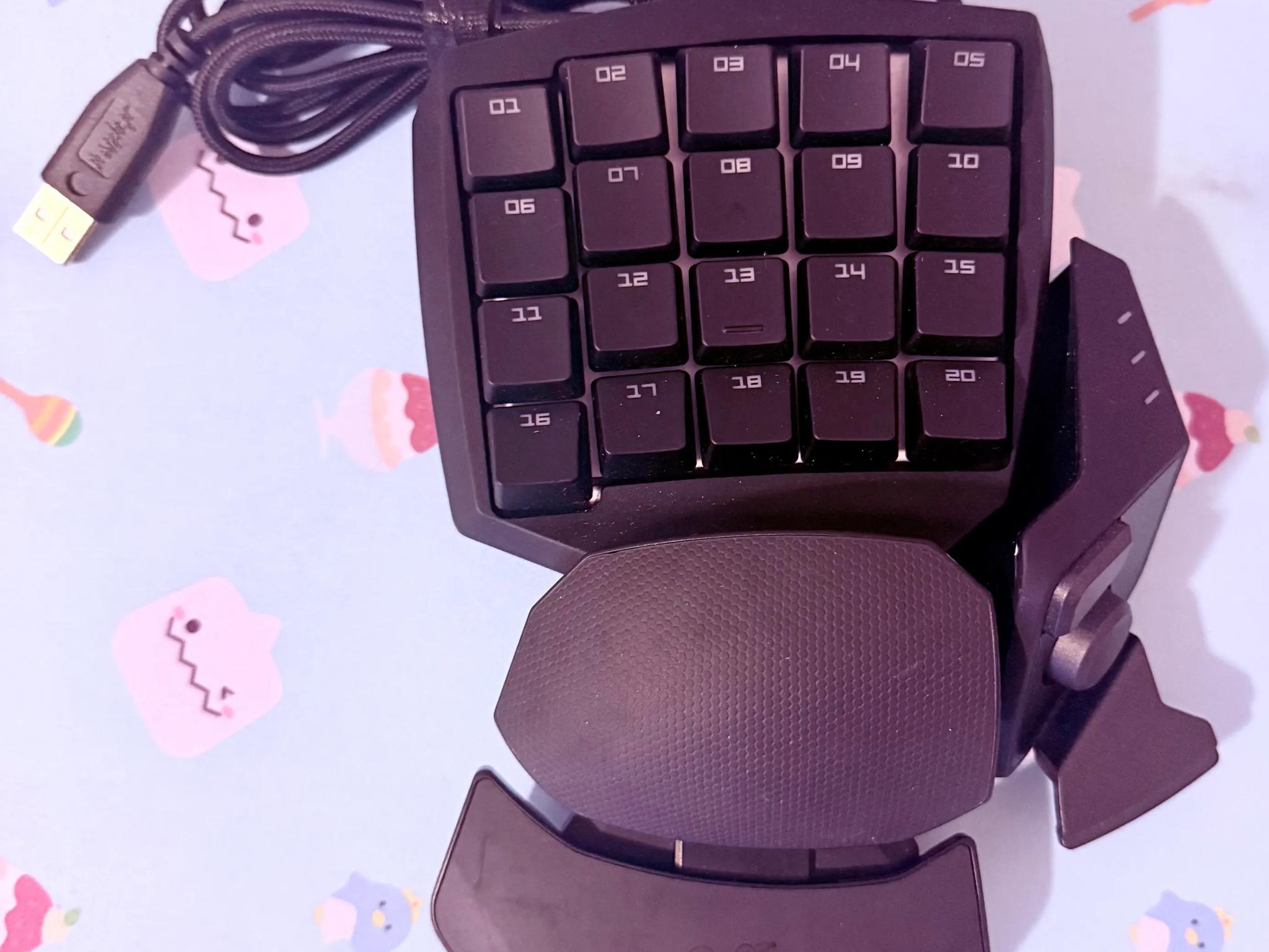 Razer Orbweaver Chroma Gaming Keypad + Corsair MM800 RGB POLARIS Gaming Mouse Pad