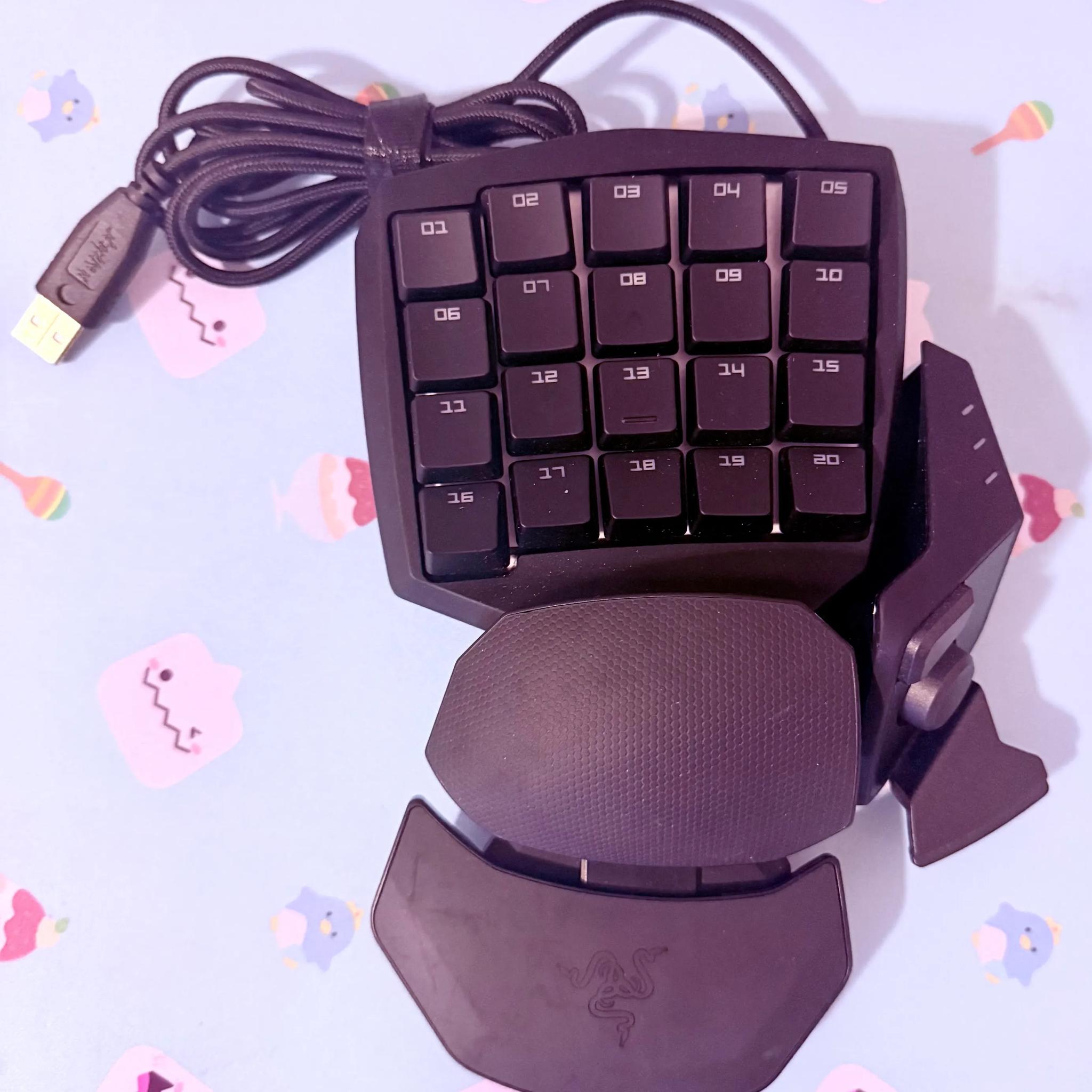 Razer Orbweaver Chroma Gaming Keypad + Corsair MM800 RGB POLARIS Gaming Mouse Pad