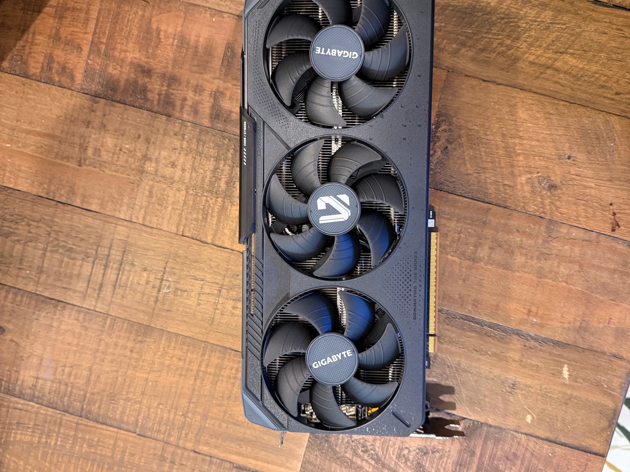 GIGABYTE RX 9070 XT GAMING OC 16G