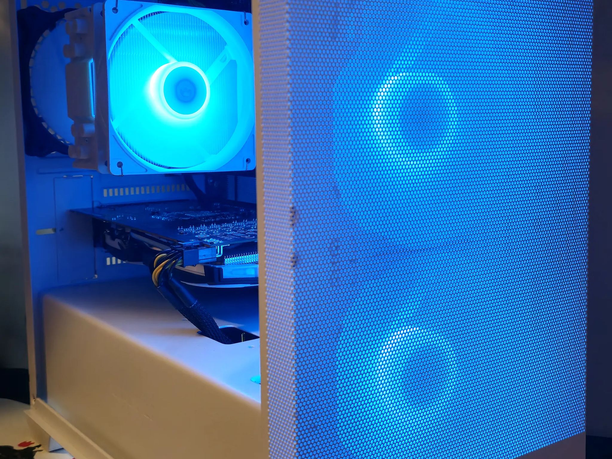Frosty Mini Mesh Ryzen 5 5600X / 16GB DDR4/1TB SSD / RX6600 8GB