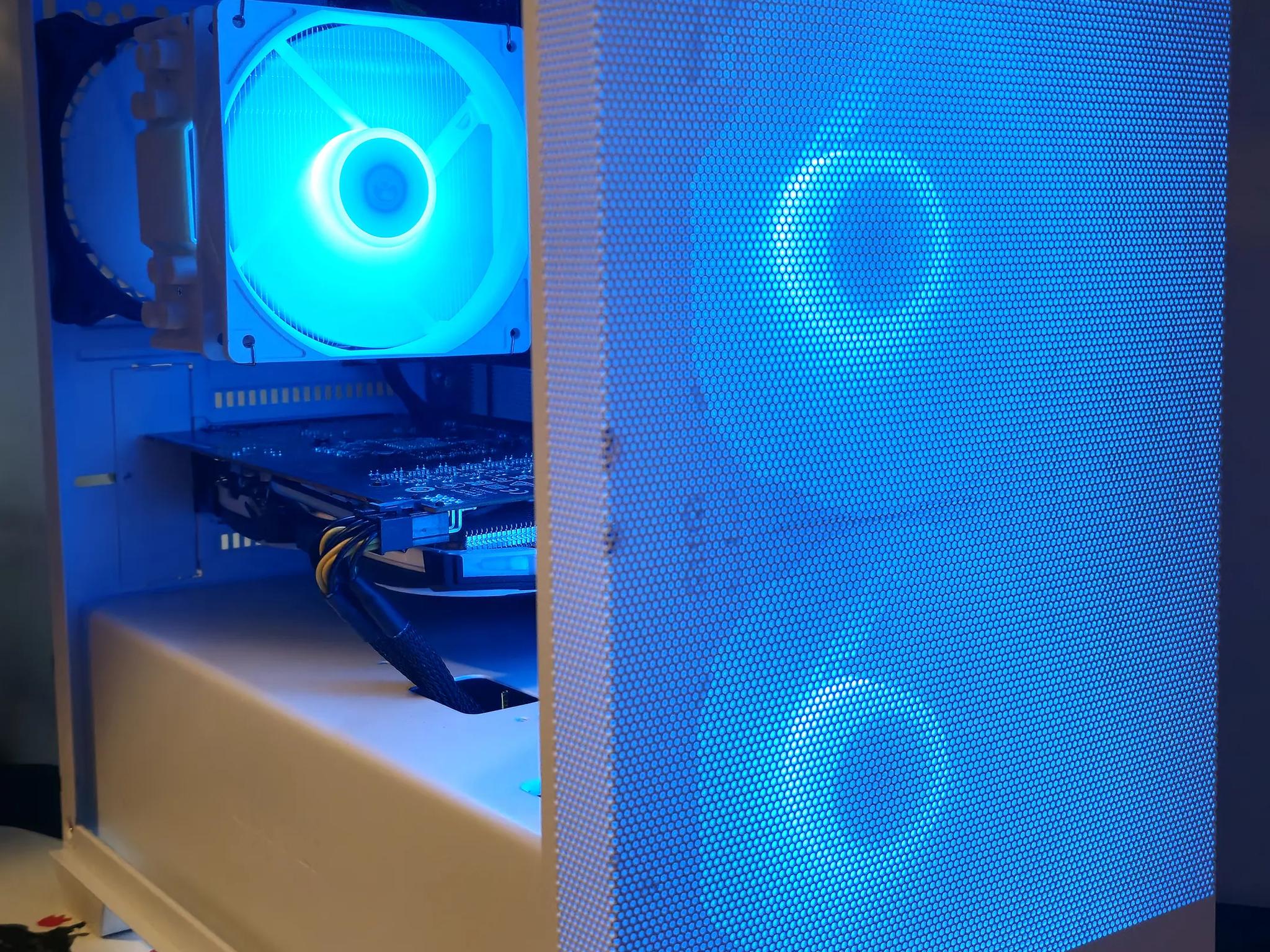 Frosty Mini Mesh Ryzen 5 5600X / 16GB DDR4/1TB SSD / RX6600 8GB