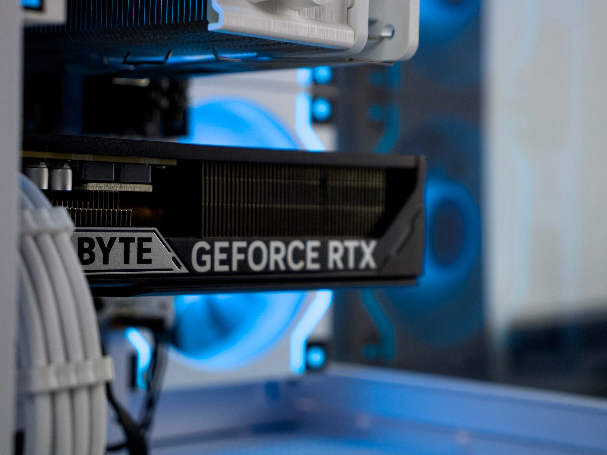 🧊❄️🧊 White Gaming PC – RTX 5060, Ryzen 5 5600X, 32GB RAM, 960GB SSD - WiFi, BlueTooth 🧊❄️🧊