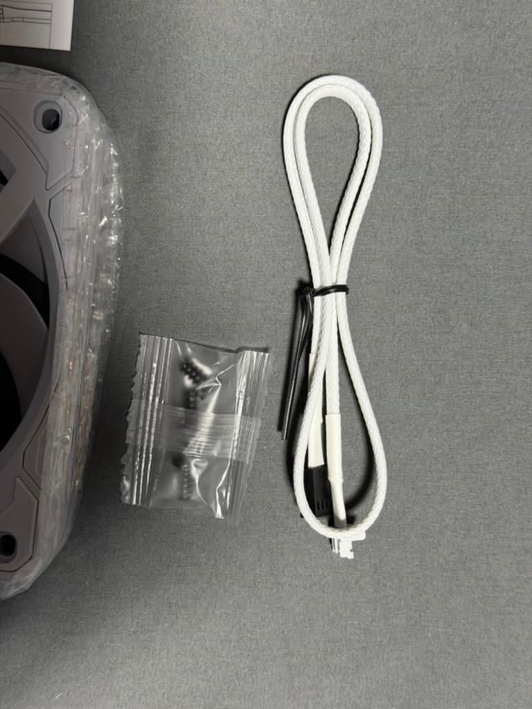 UNI FAN Lian Li P28 Single Pack - White (UF-P28120-1W) Gently Used