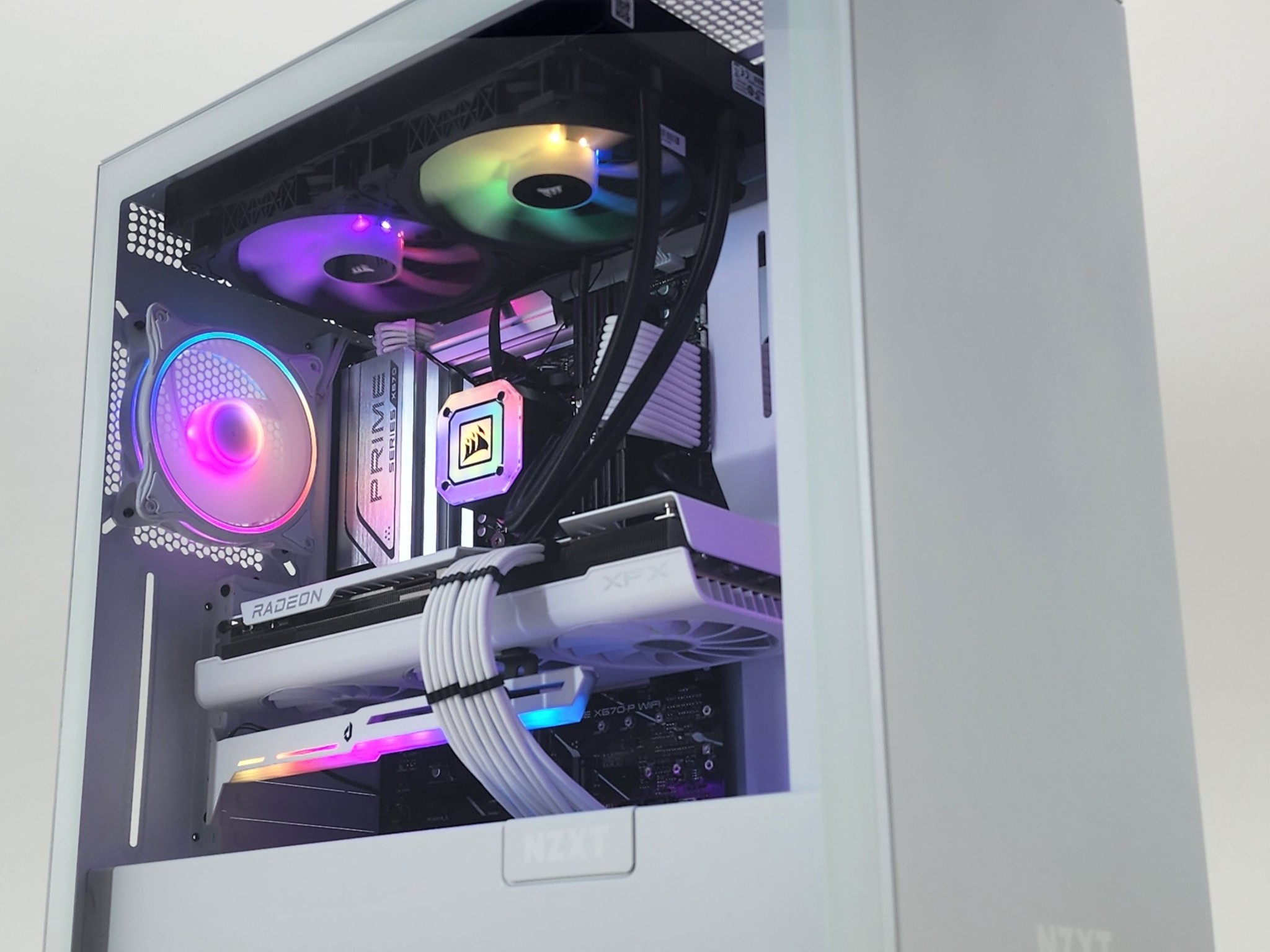 Gaming PC Ryzen 7 9700X 32GB RAM 1TB SSD RX 7800 XT 16GB Windows 11 Computer