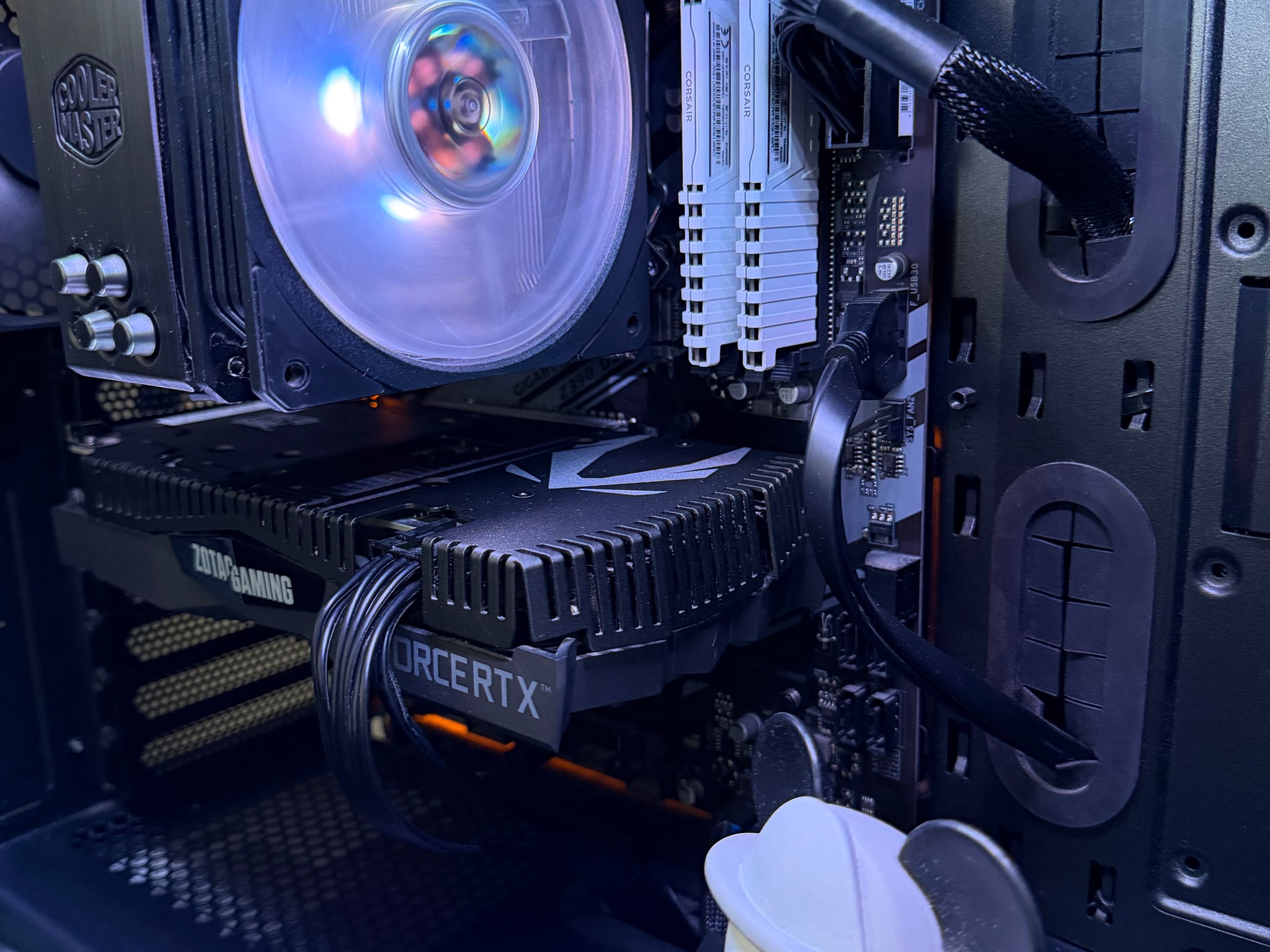 Black & White Geforce Zotac RTX 2060 & Intel i7 9700K Gaming PC